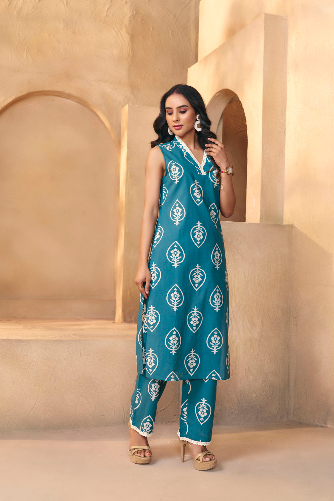Floral Printed Straight Pure Cotton Kurta & Trousers Sets
