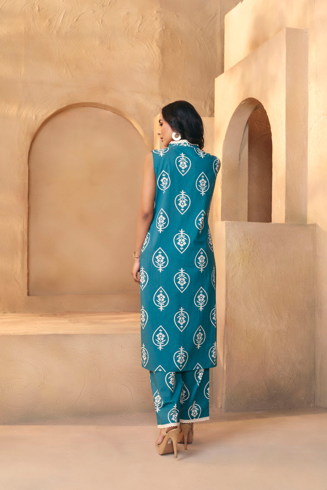 Floral Printed Straight Pure Cotton Kurta & Trousers Sets