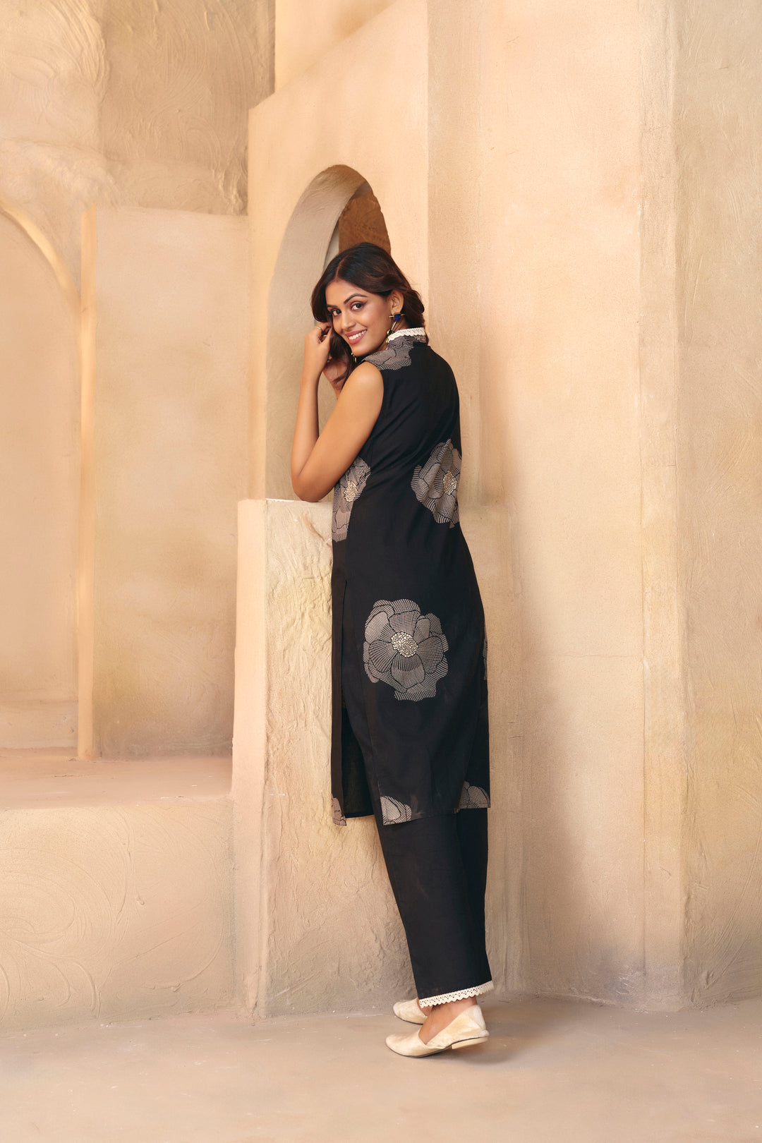 Floral Printed Straight Pure Cotton Kurta & Trousers Sets