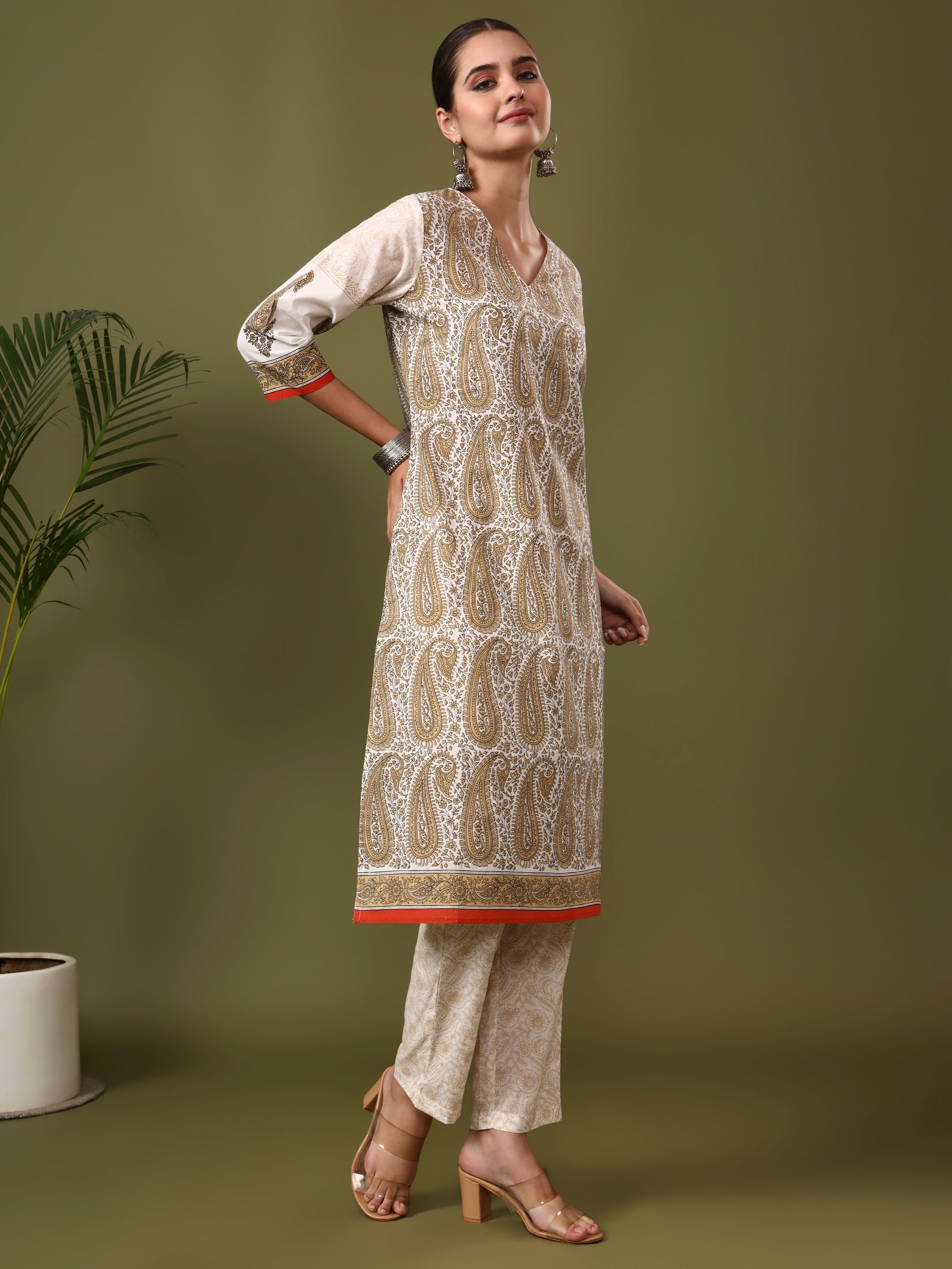 Floral Printed Straight Pure Cotton Kurta & Trousers Sets