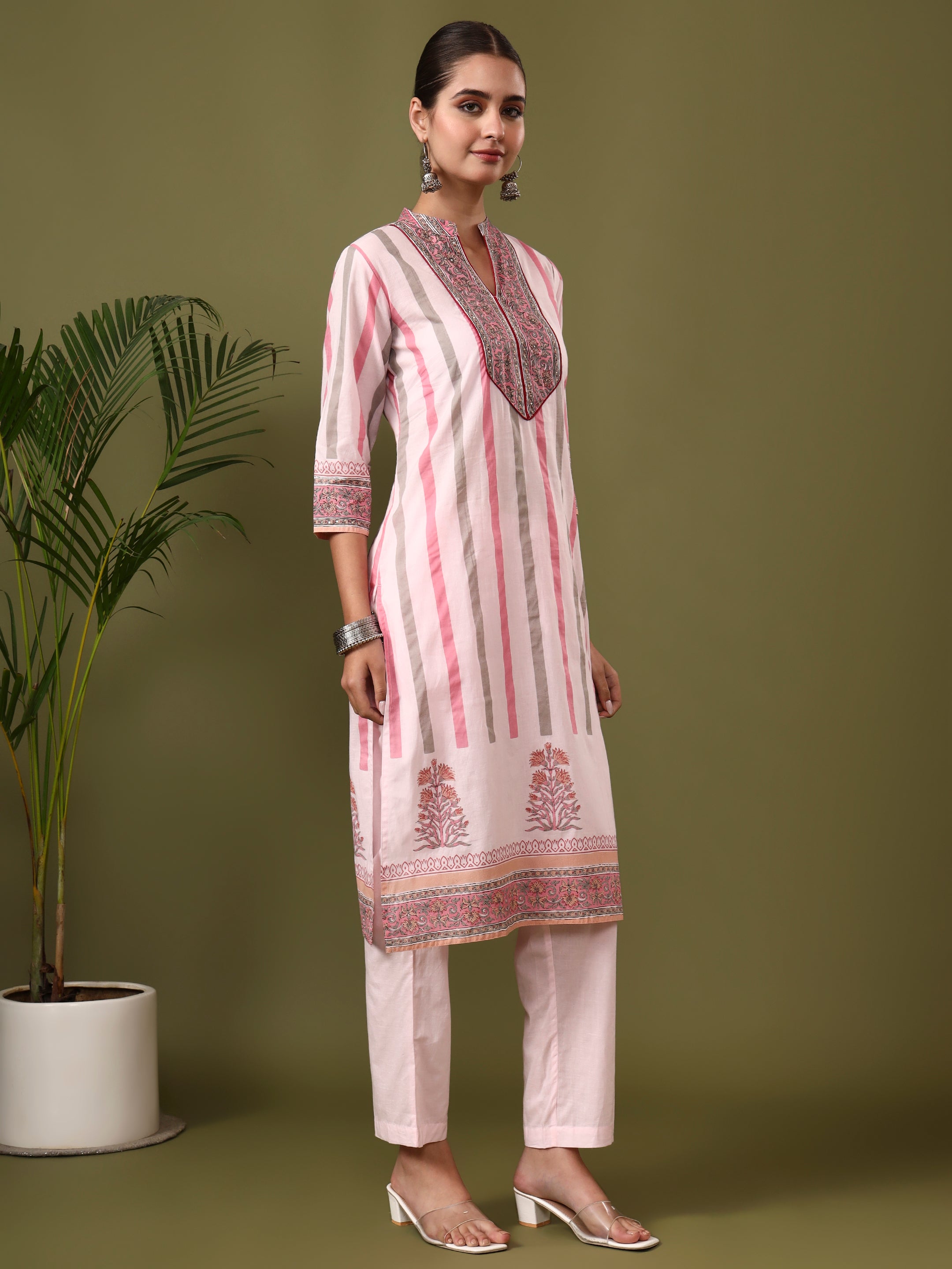 Floral Embroidered Straight Pure Cotton Kurta & Trousers Sets