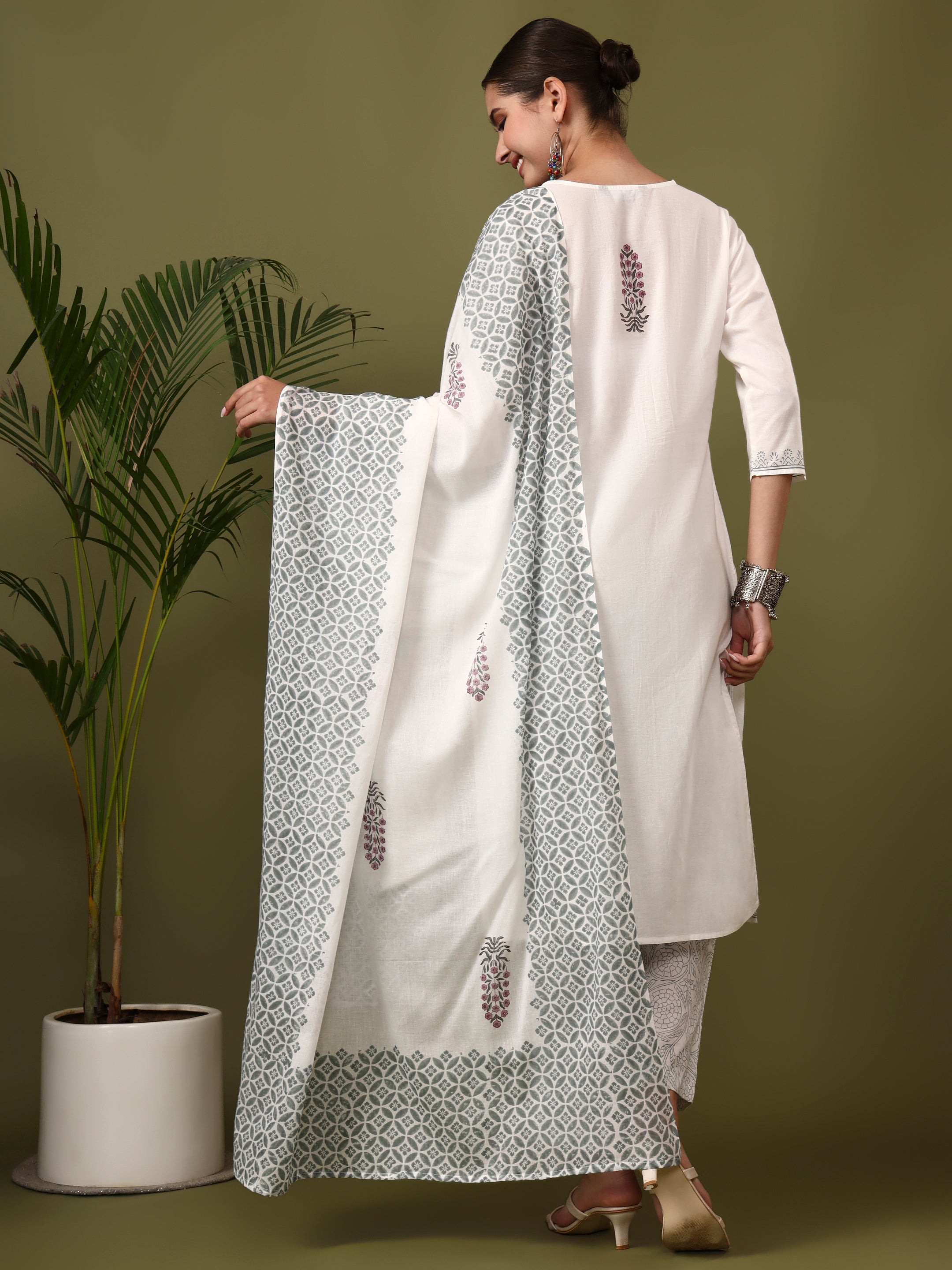 Floral Embroidered Straight Pure Cotton Kurta & Trousers Sets