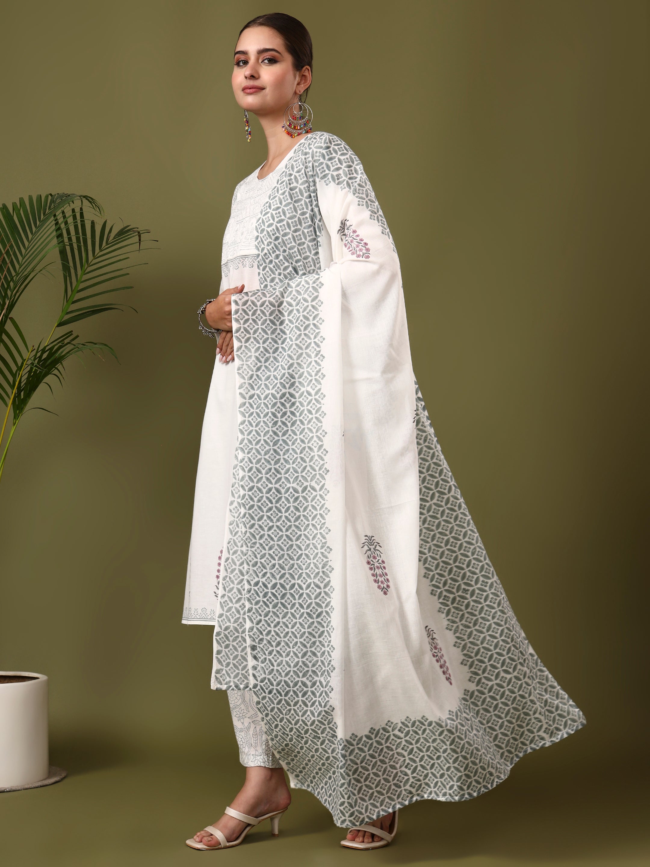 Floral Embroidered Straight Pure Cotton Kurta & Trousers Sets