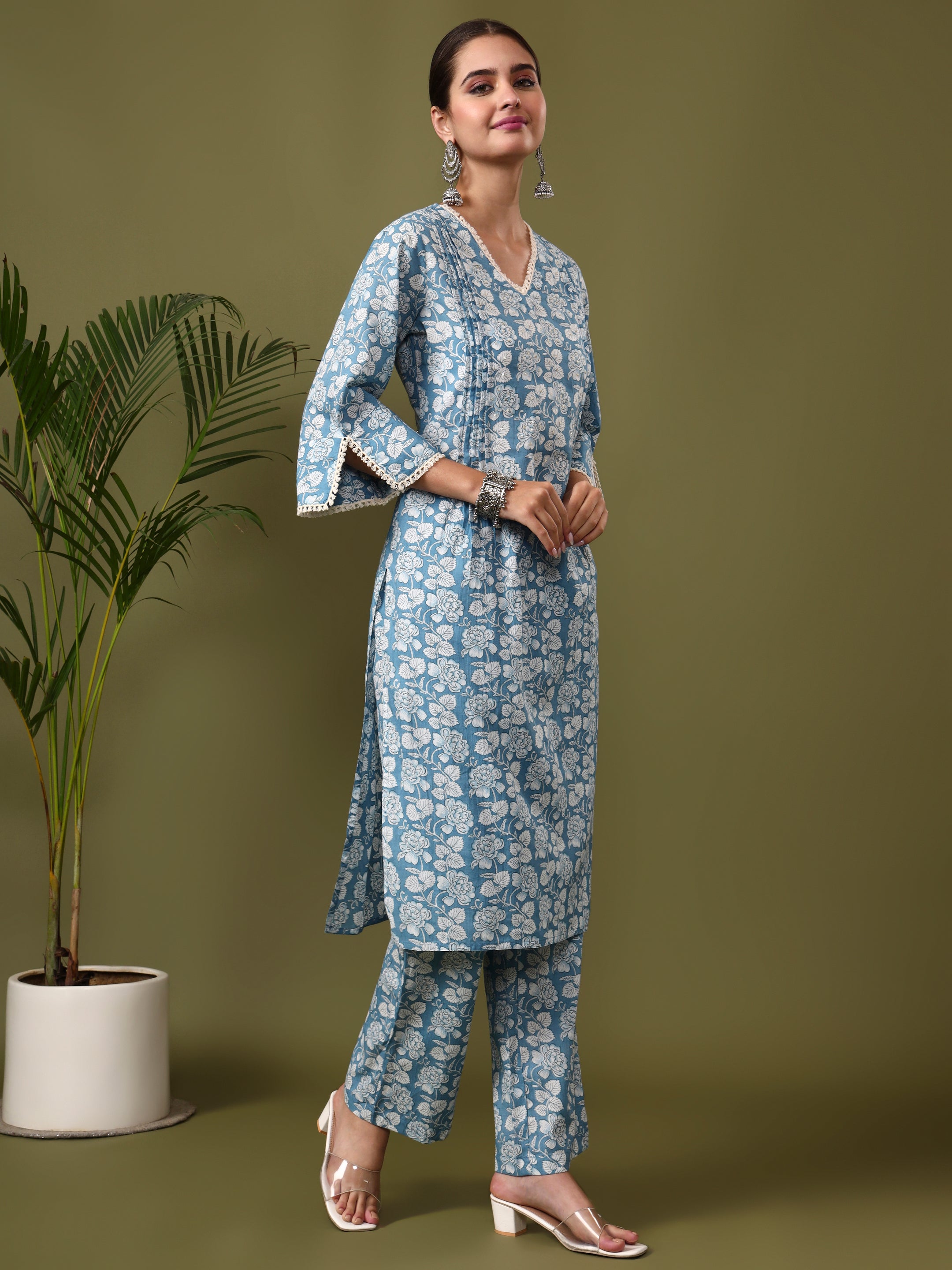 Floral Embroidered Straight Pure Cotton Kurta & Trousers Sets