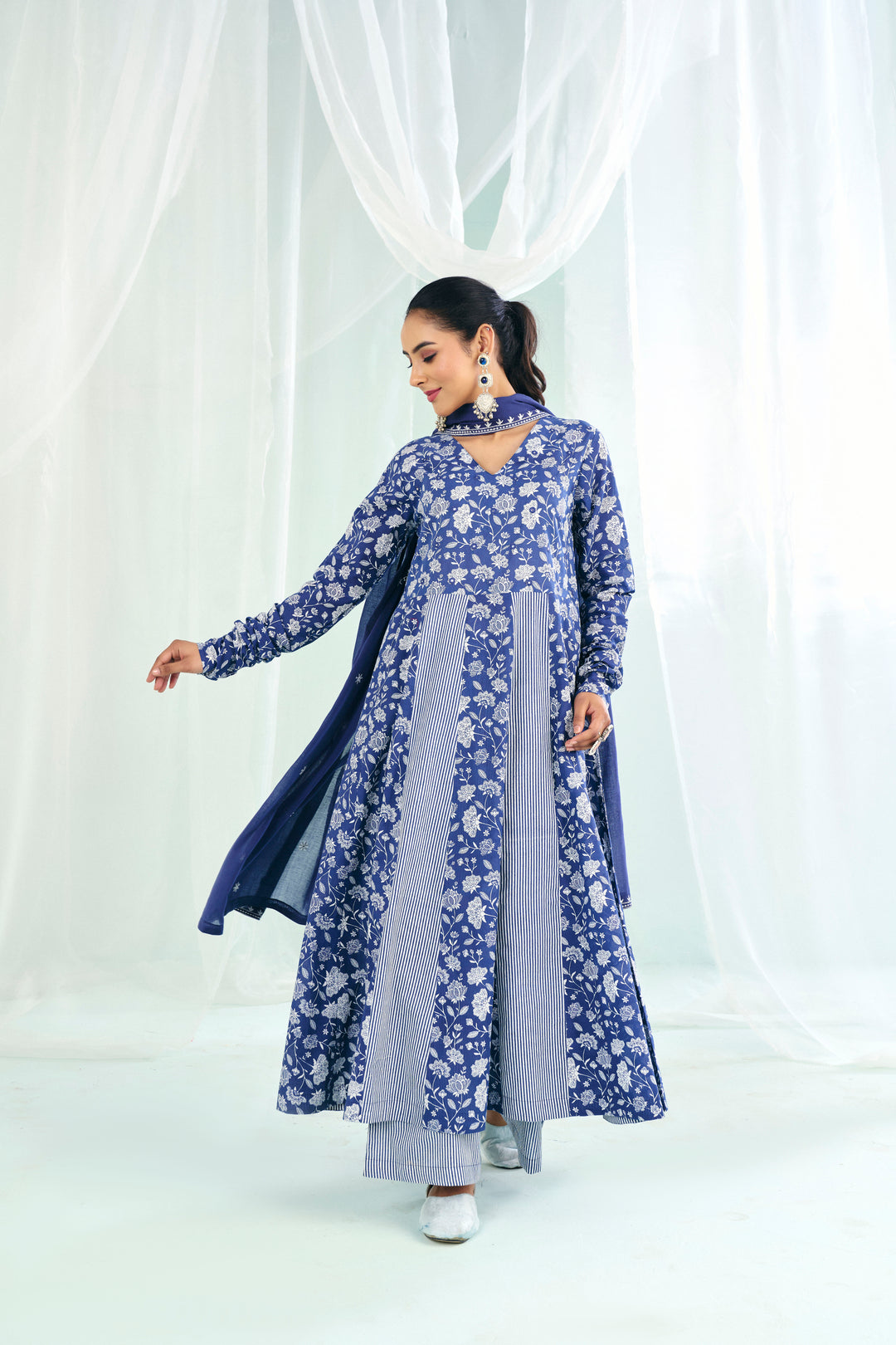 Floral Embroidered Straight Pure Cotton Kurta & Trousers Sets