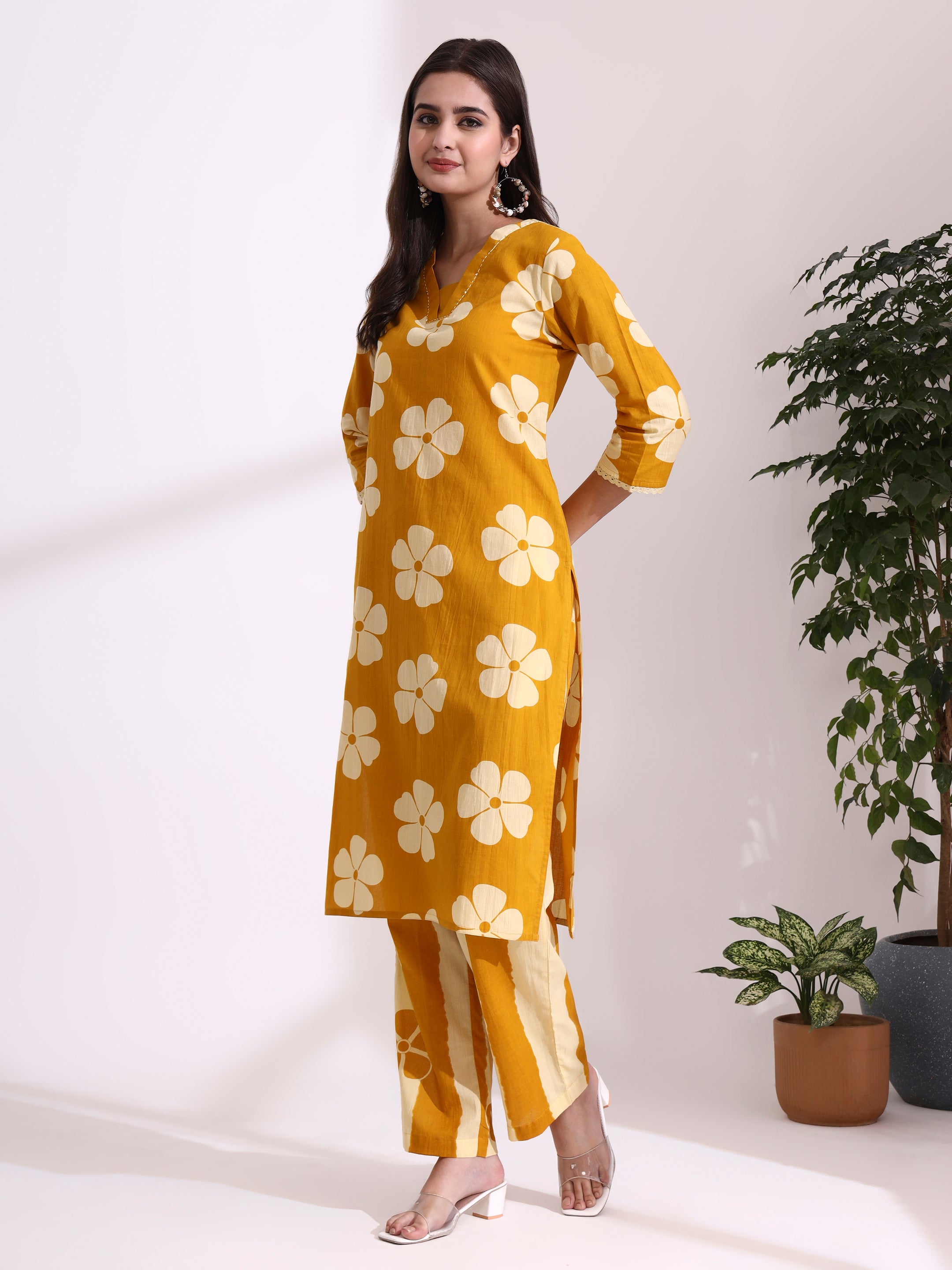 Floral Printed Straight Pure Cotton Kurta & Trousers Sets
