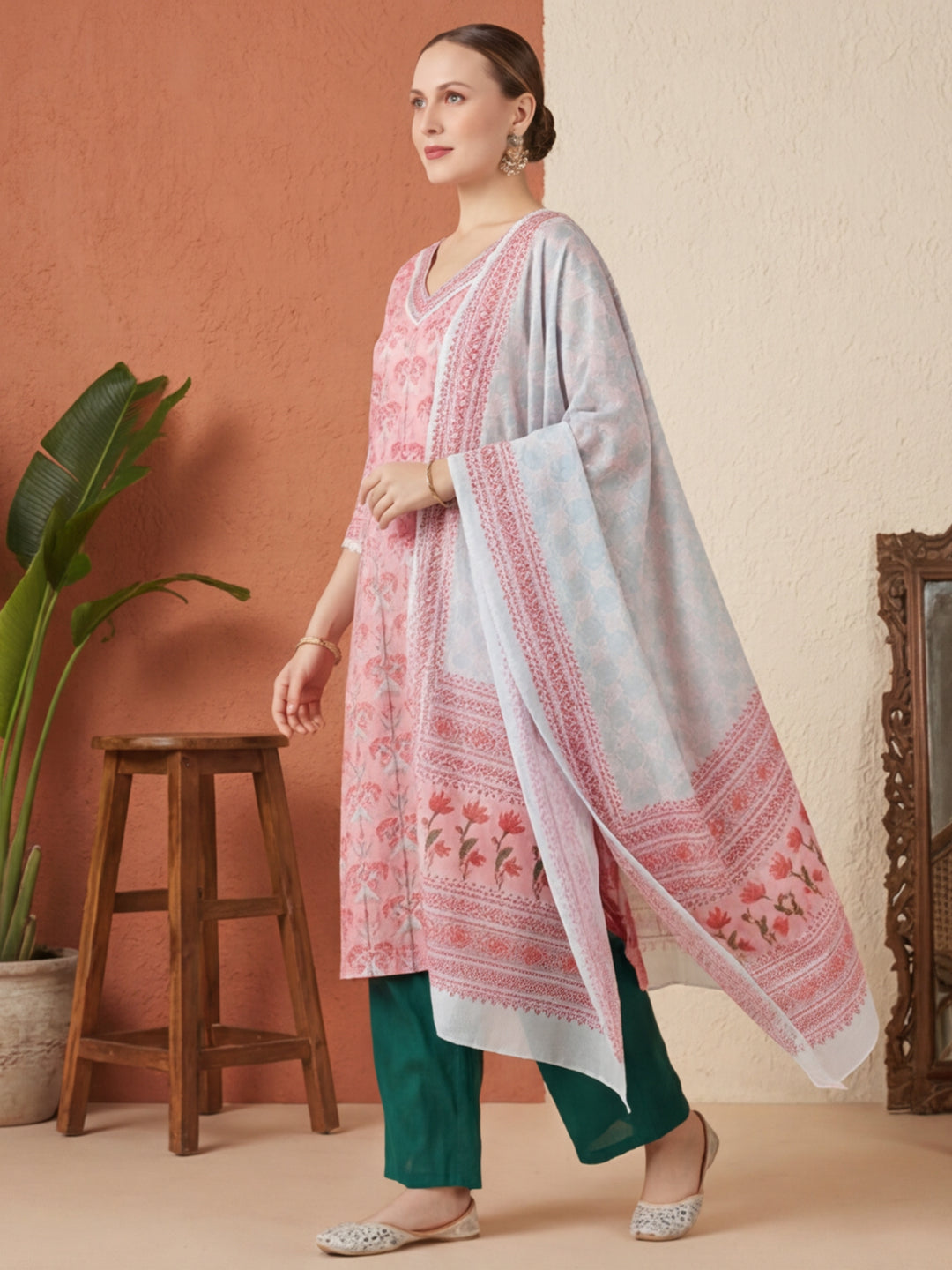 Ethnic Motifs Printed Straight Kurta & Trousers Sets