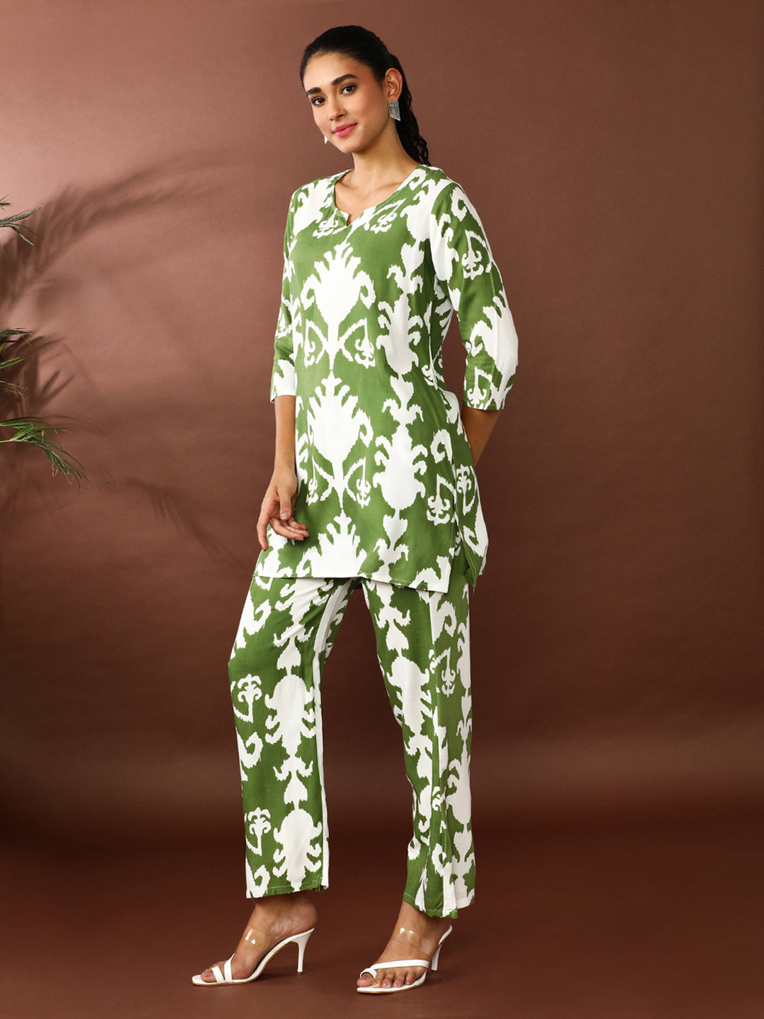 Floral Printed Straight Kurta & Trousers Sets