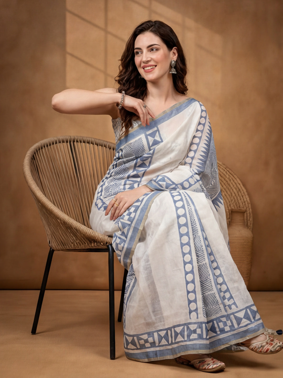Geometric Linen Blend Saree with Unstiched Blouse