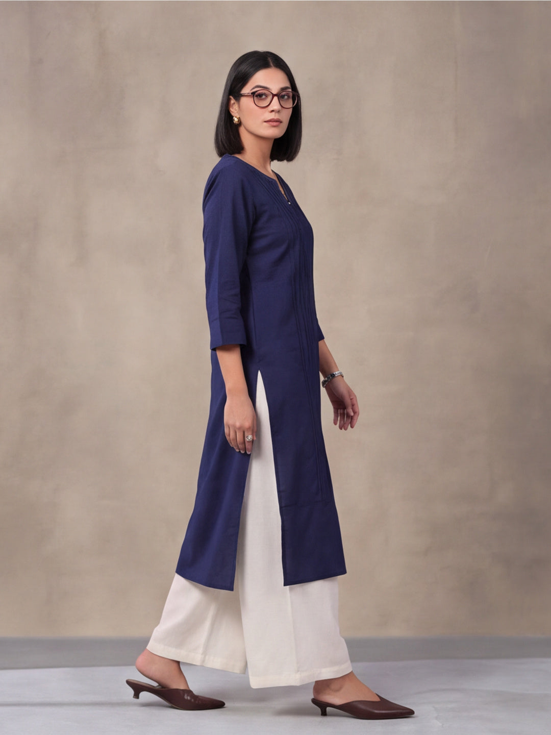 Women Keyhole Solid Staright Three Fourth Sleeve Pure Cotton Kurta