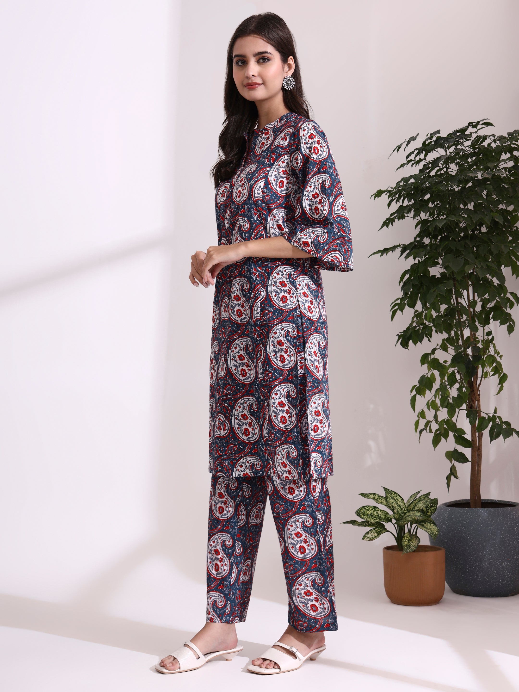 Floral Printed Straight Pure Cotton Kurta & Trousers Sets