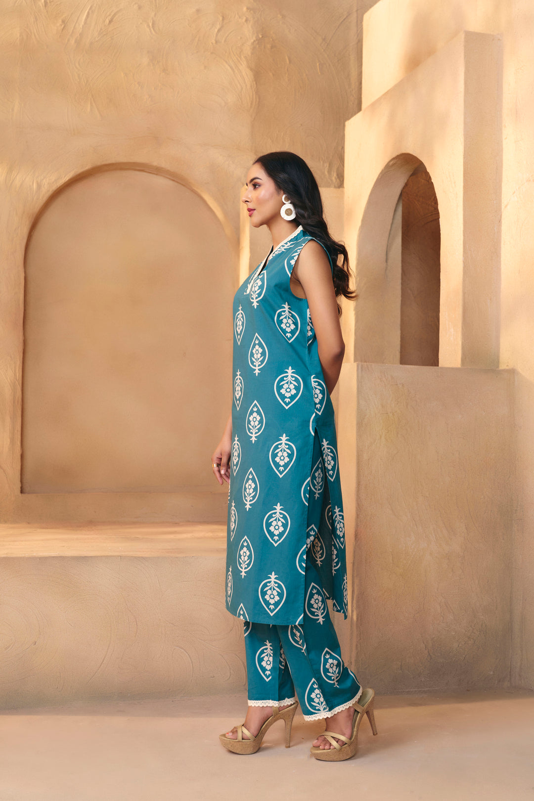 Floral Printed Straight Pure Cotton Kurta & Trousers Sets