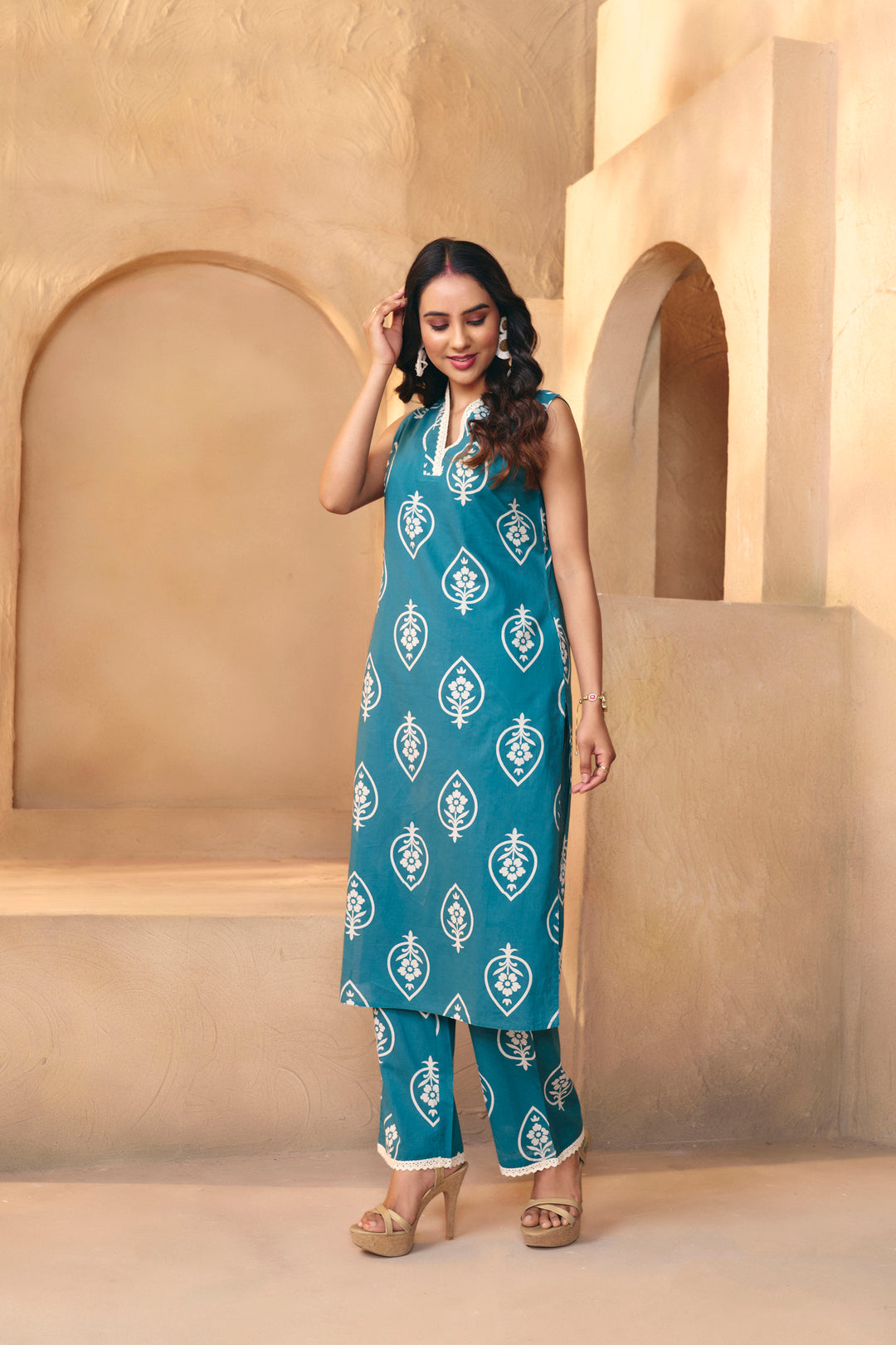 Floral Printed Straight Pure Cotton Kurta & Trousers Sets