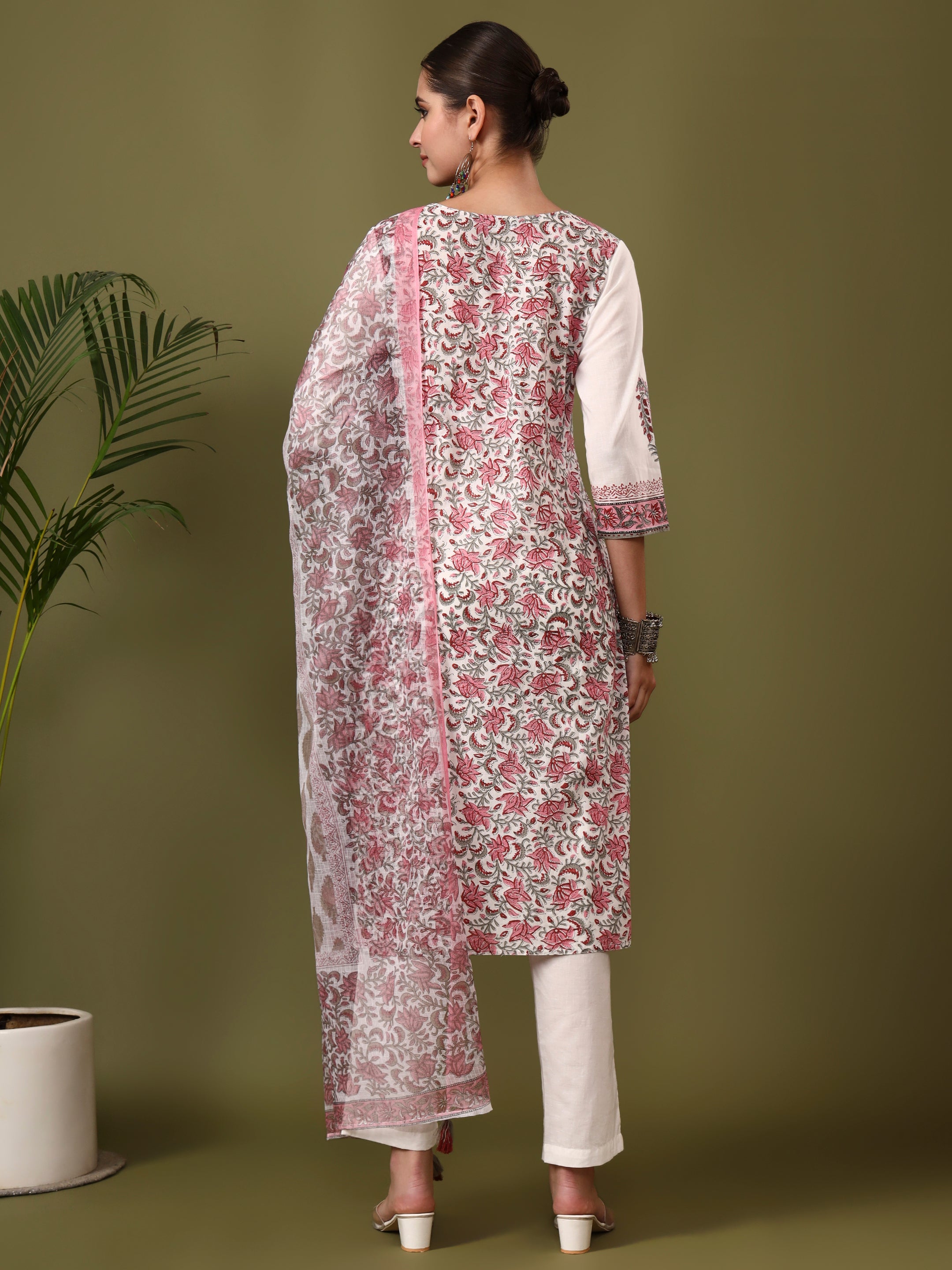 Floral Printed Straight Pure Cotton Kurta & Trousers Sets