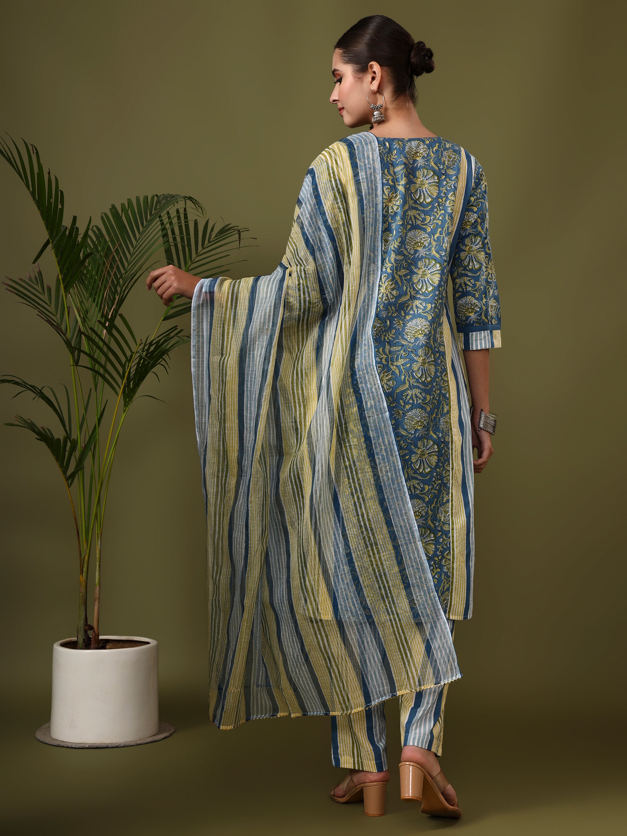Floral Embroidered Straight Pure Cotton Kurta & Trousers Sets
