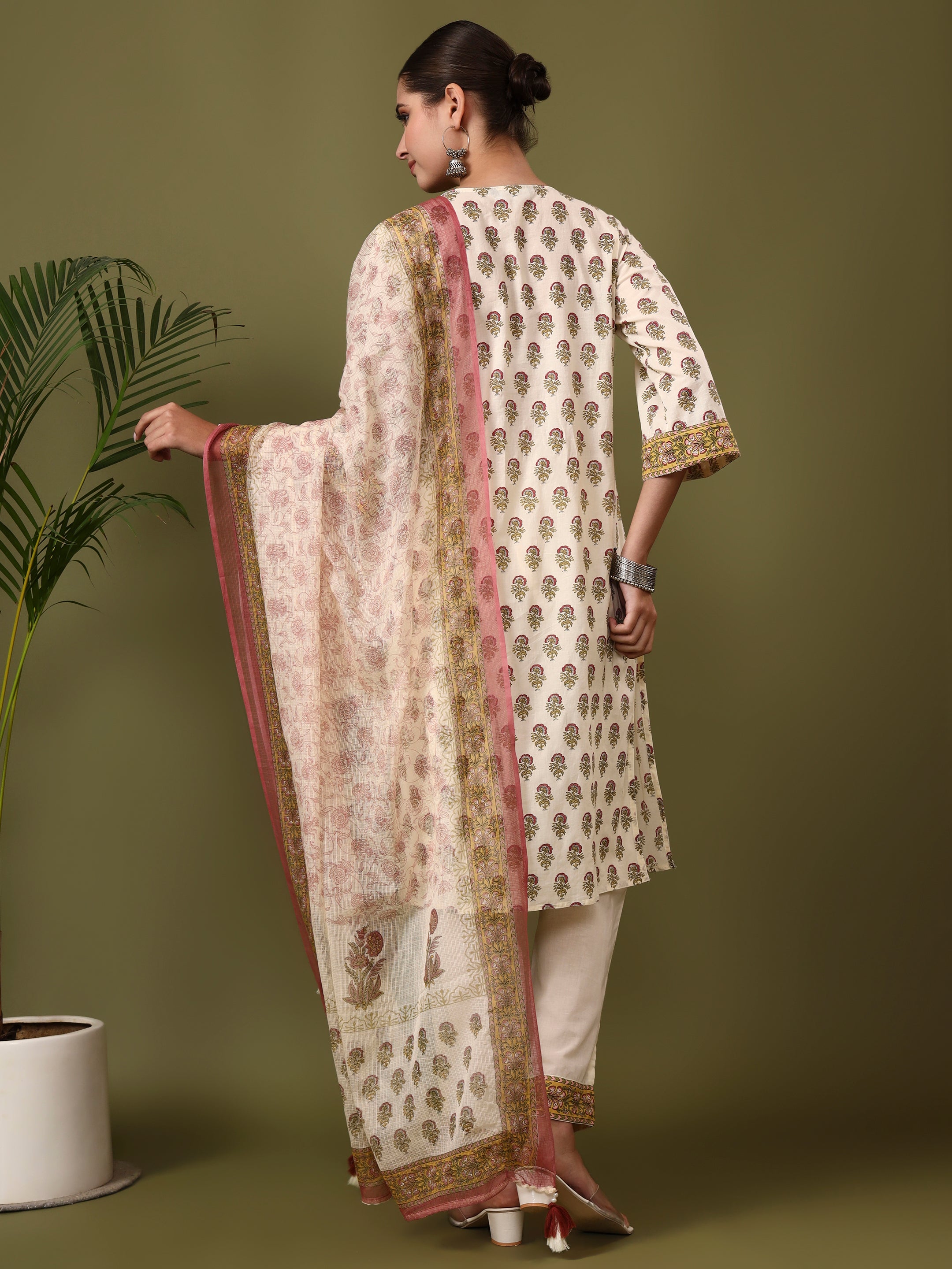 Floral Printed Straight Pure Cotton Kurta & Trousers Sets