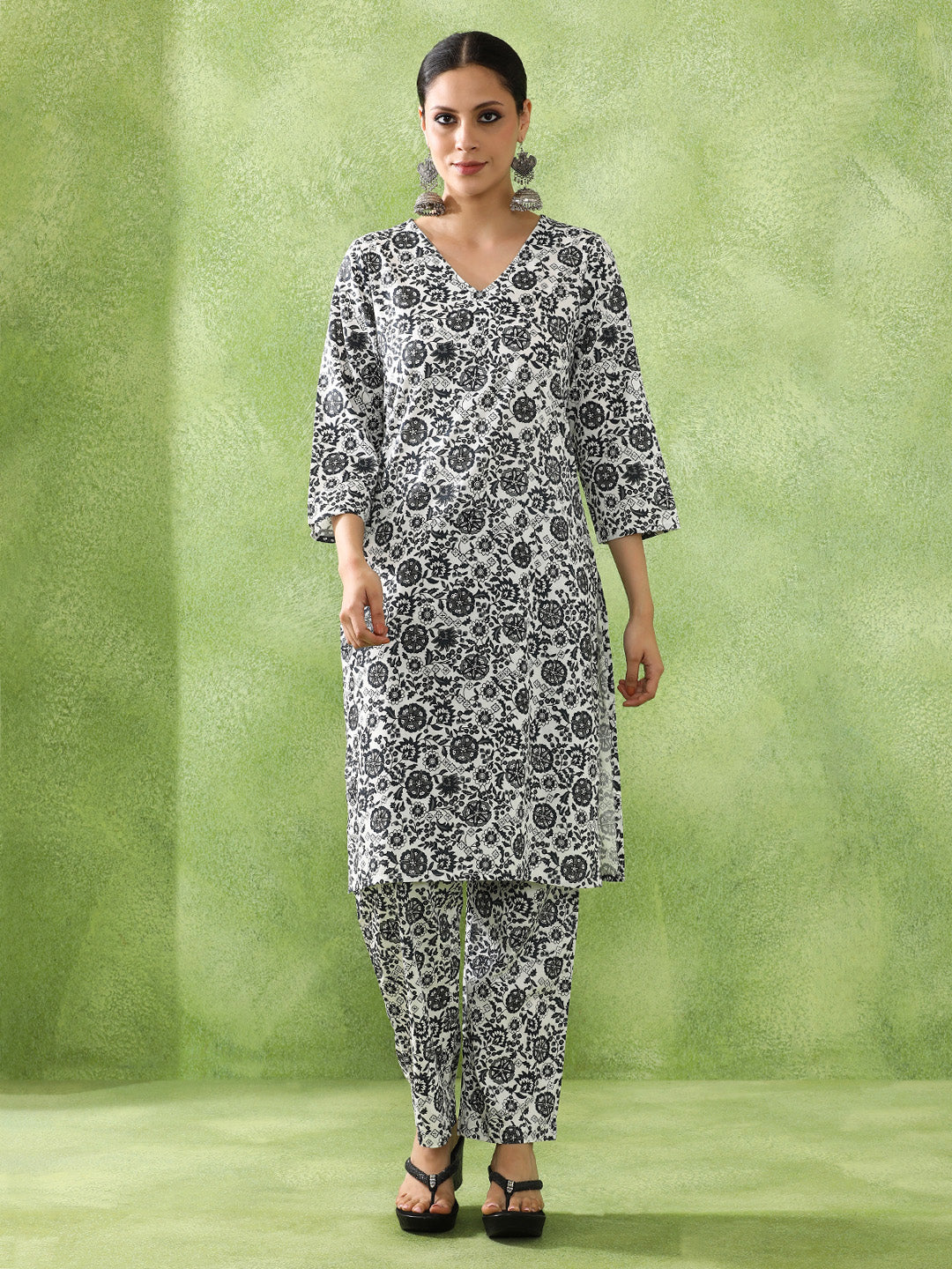 Floral Printed Straight Kurta & Trousers Sets