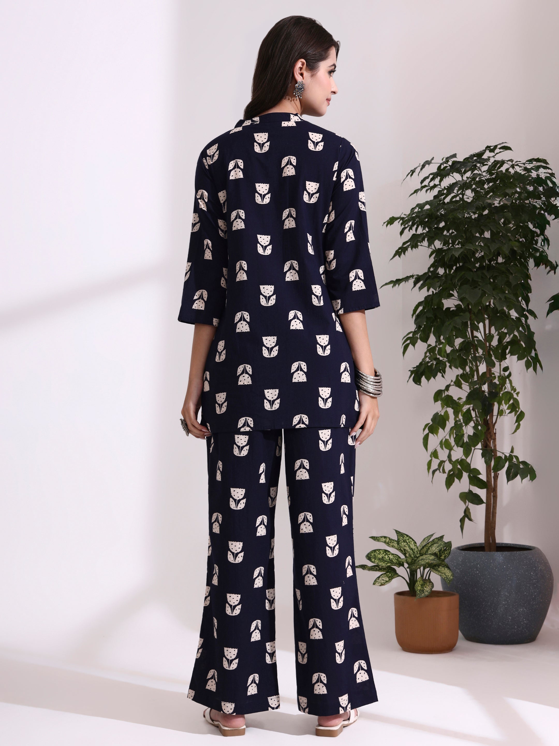 Floral Embroidered Straight Pure Cotton Kurta & Trousers Sets
