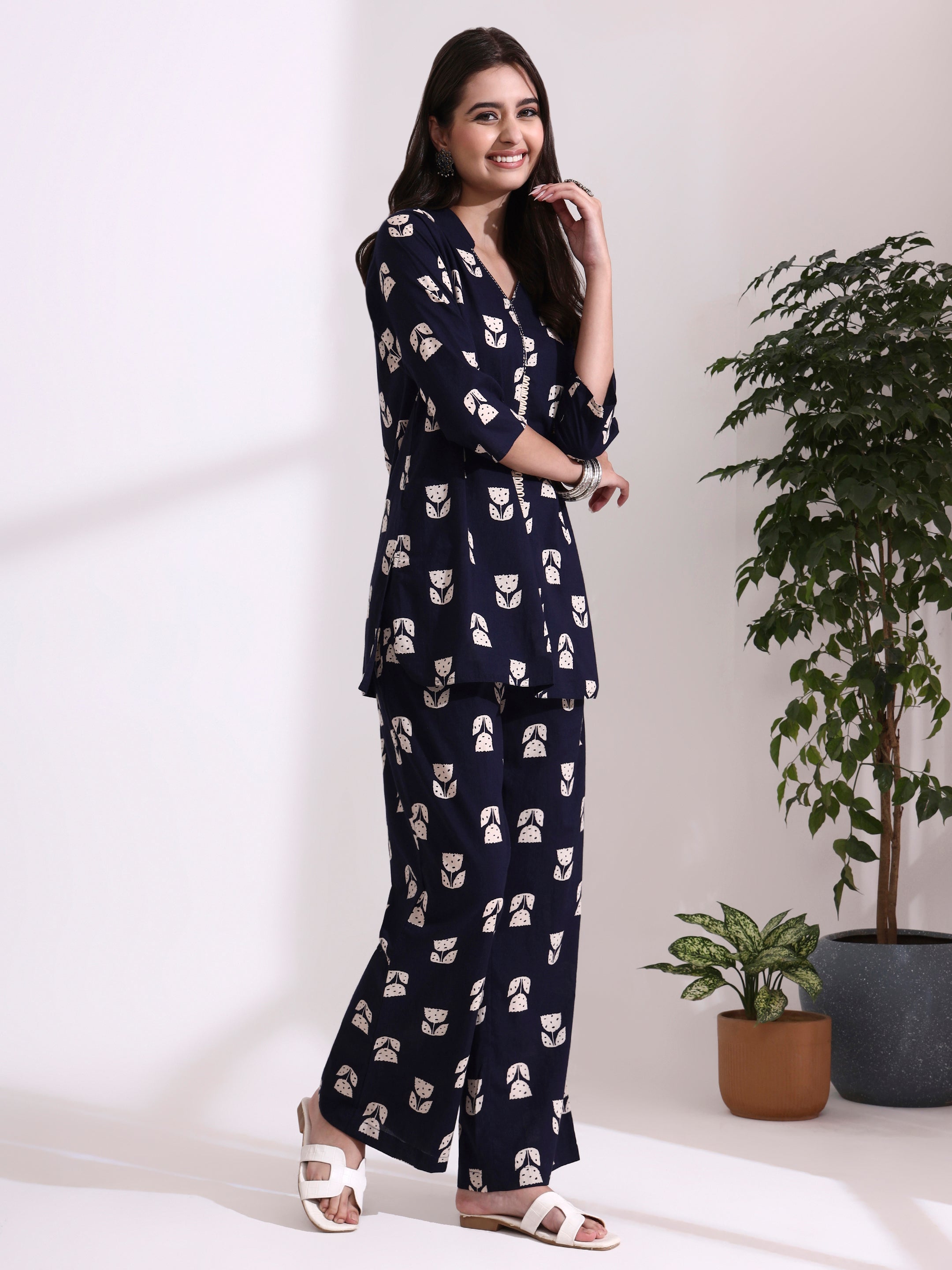 Floral Embroidered Straight Pure Cotton Kurta & Trousers Sets