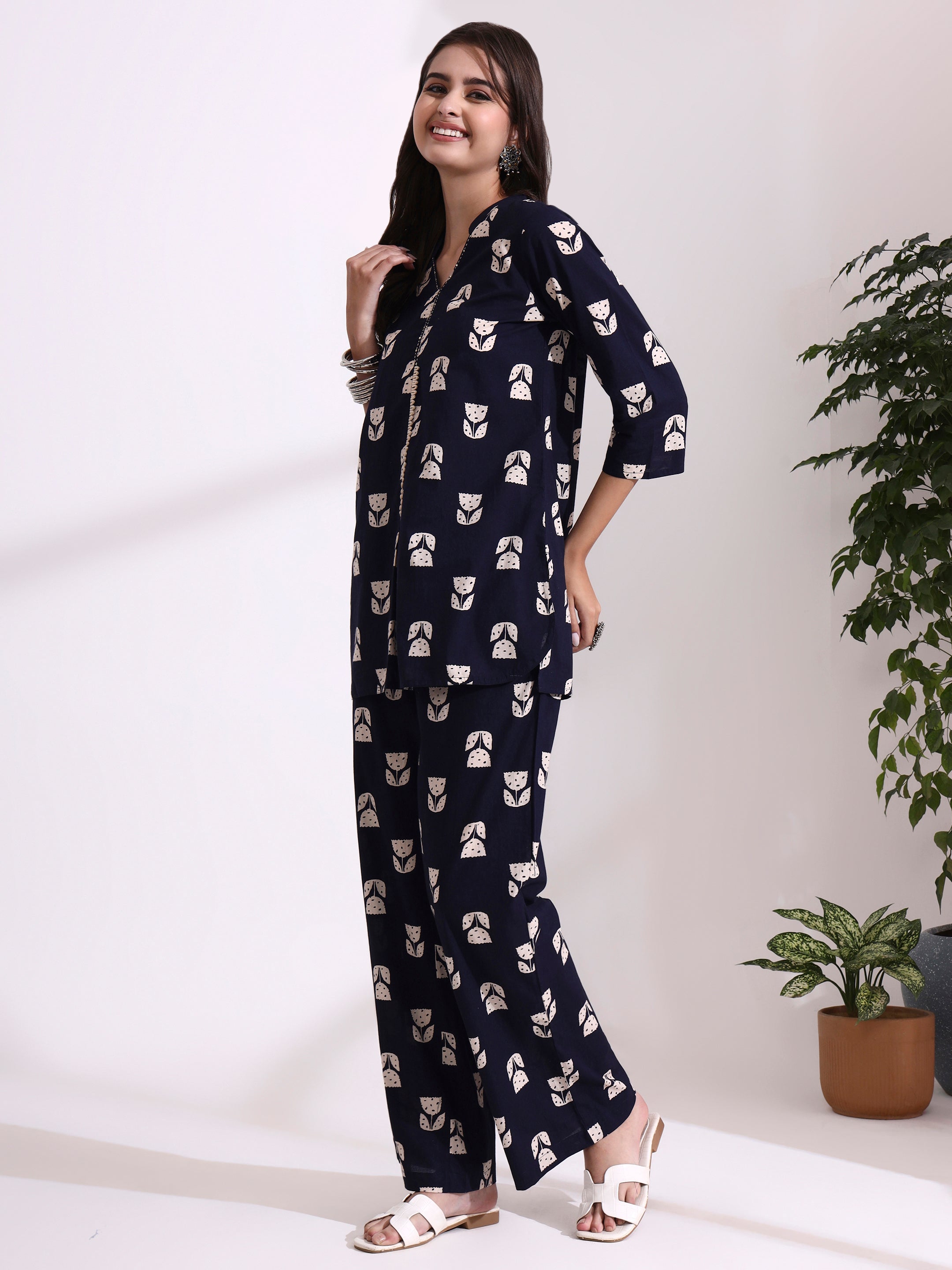 Floral Embroidered Straight Pure Cotton Kurta & Trousers Sets