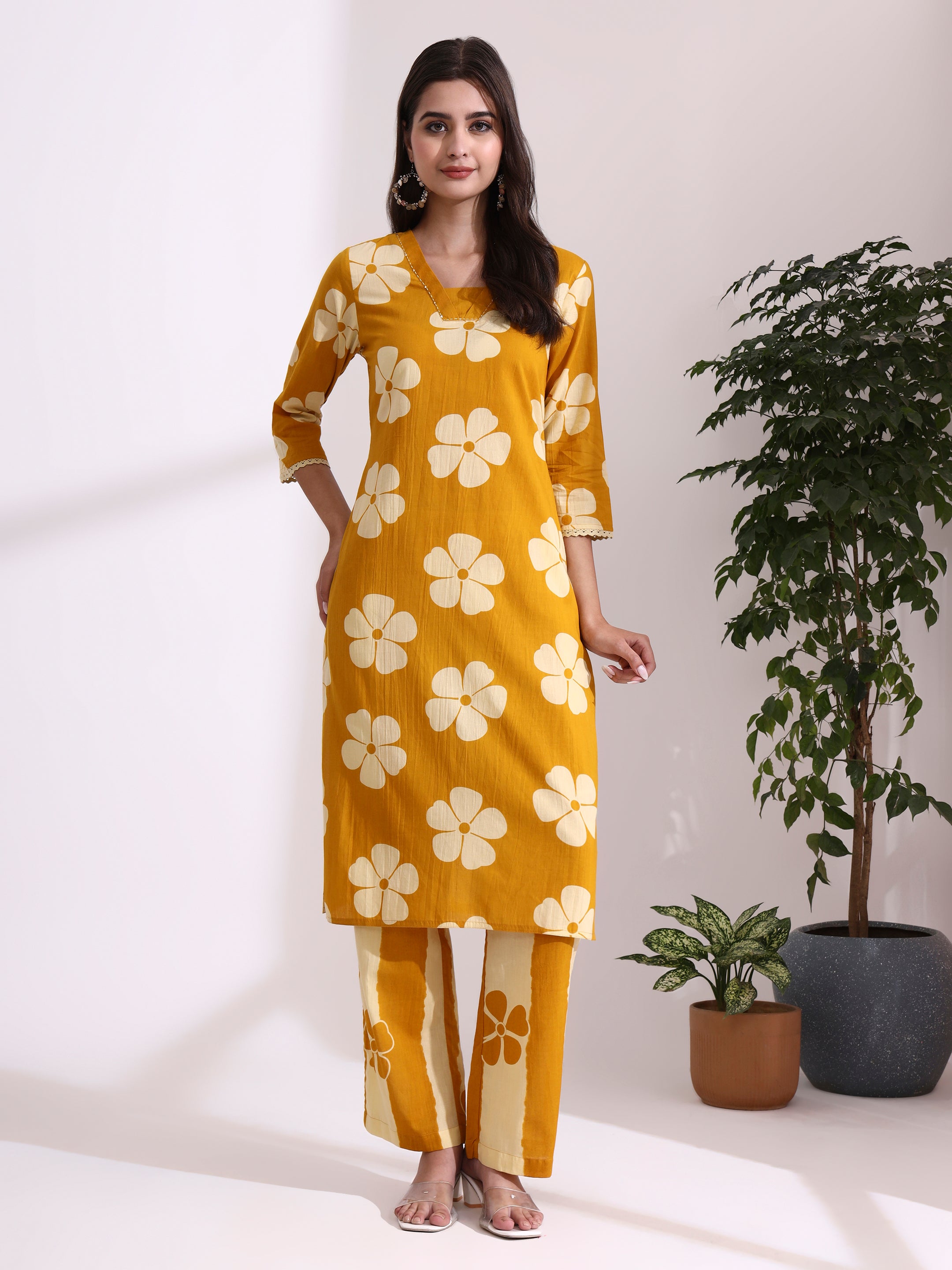 Floral Printed Straight Pure Cotton Kurta & Trousers Sets