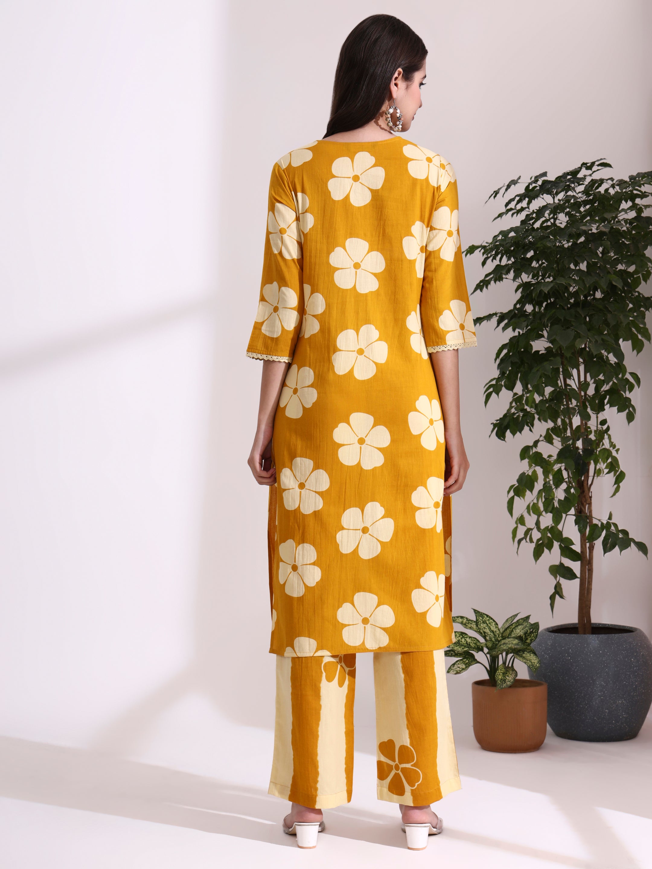 Floral Printed Straight Pure Cotton Kurta & Trousers Sets