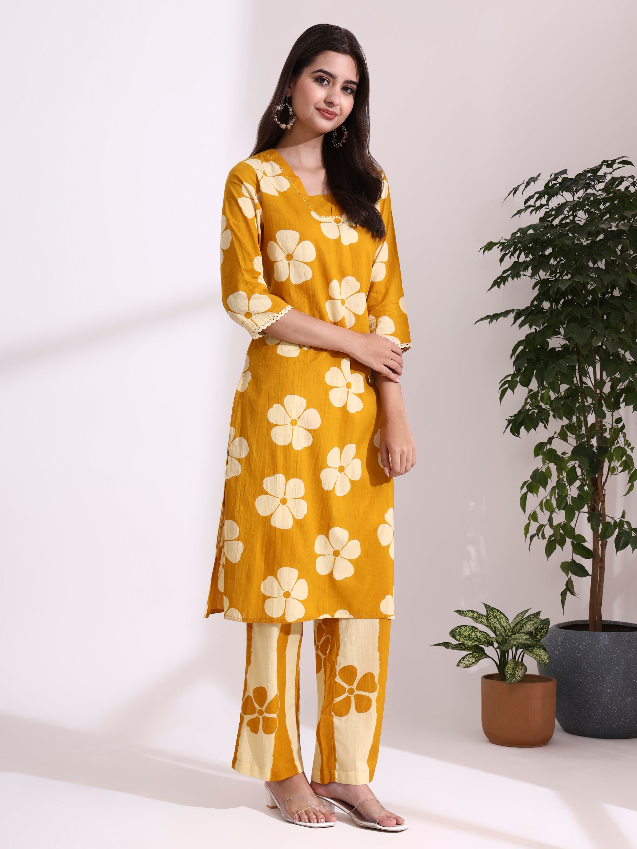 Floral Printed Straight Pure Cotton Kurta & Trousers Sets