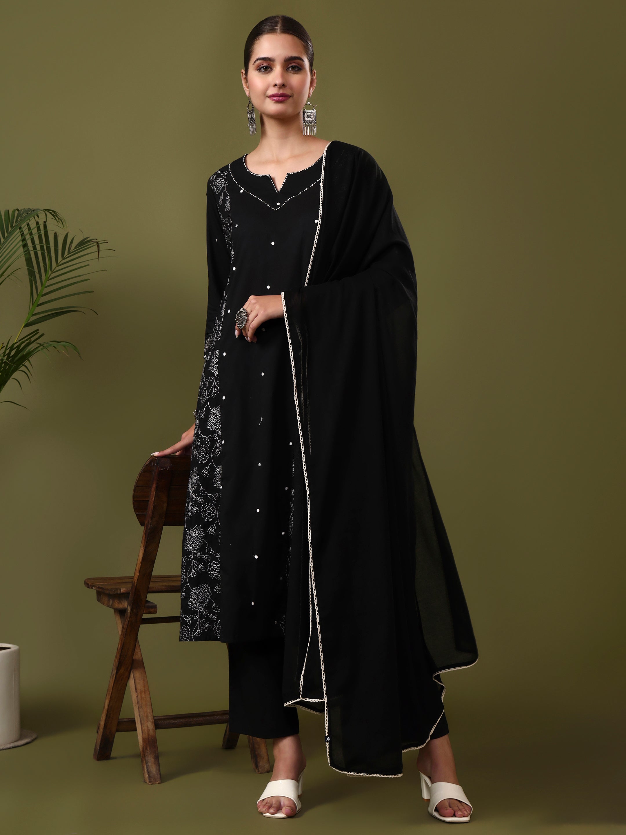 Floral Embroidered Straight Pure Cotton Kurta & Trousers Sets