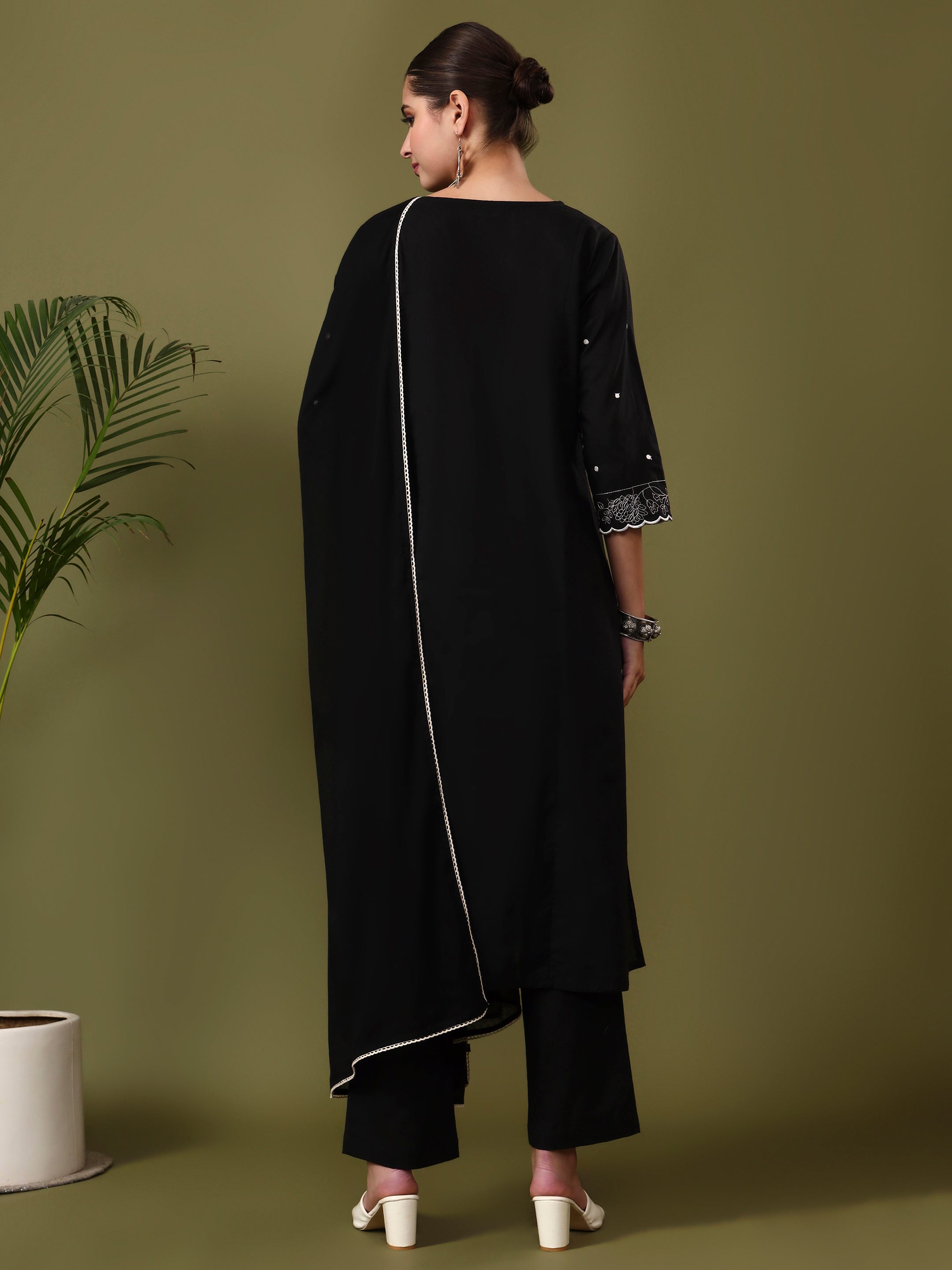 Floral Embroidered Straight Pure Cotton Kurta & Trousers Sets