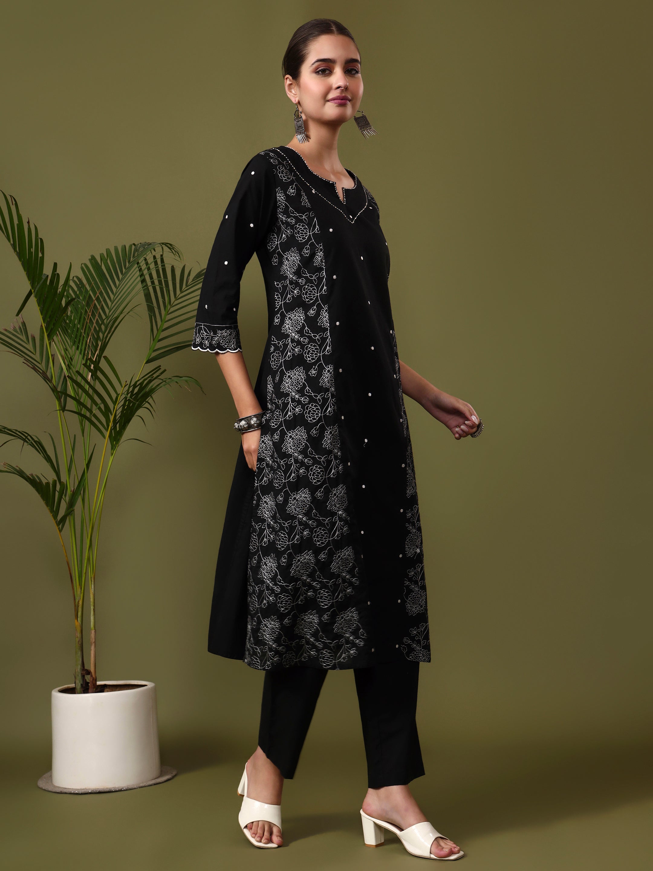 Floral Embroidered Straight Pure Cotton Kurta & Trousers Sets