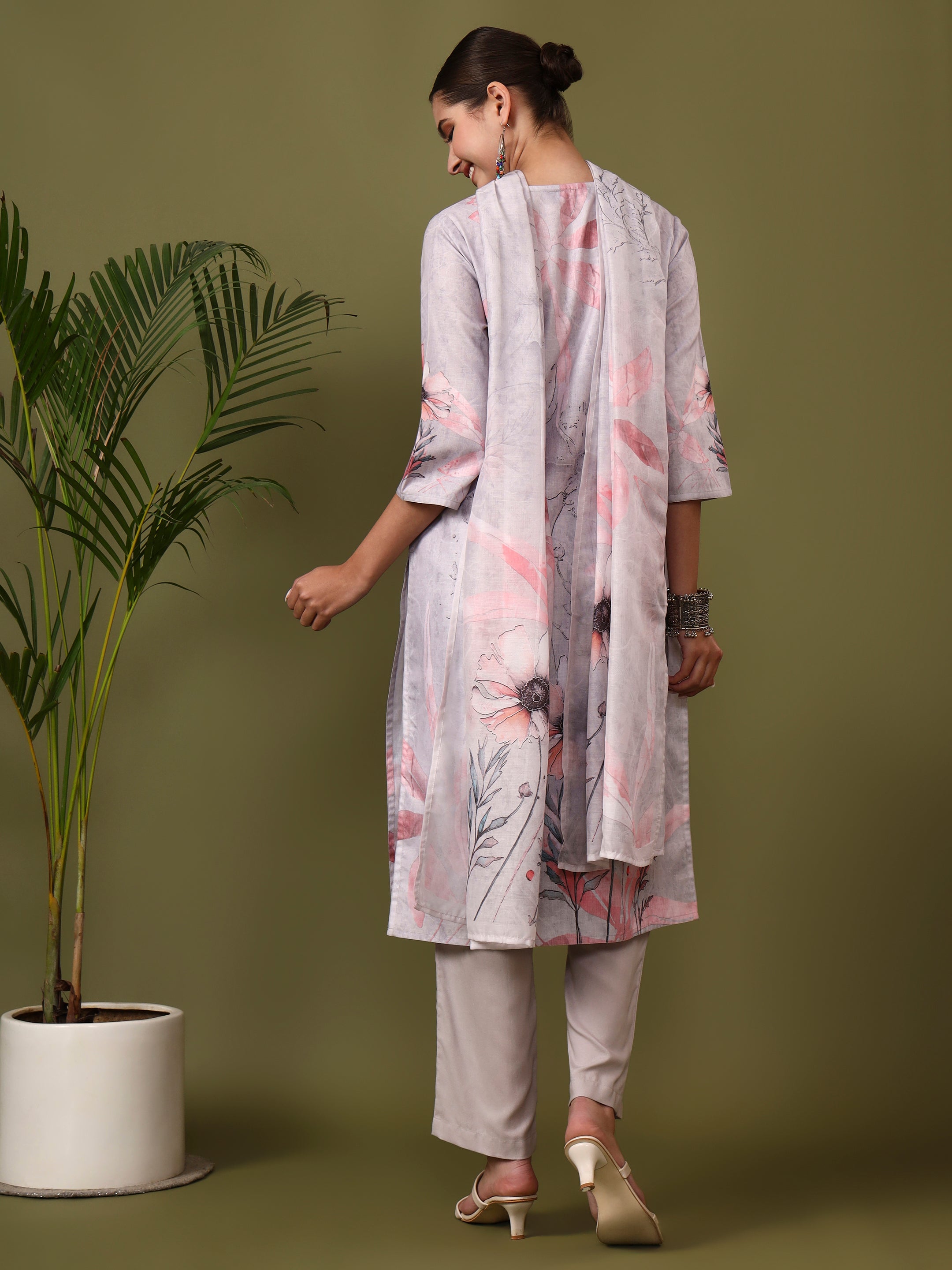 Floral Embroidered Straight Cotton Blend Kurta & Trousers Sets