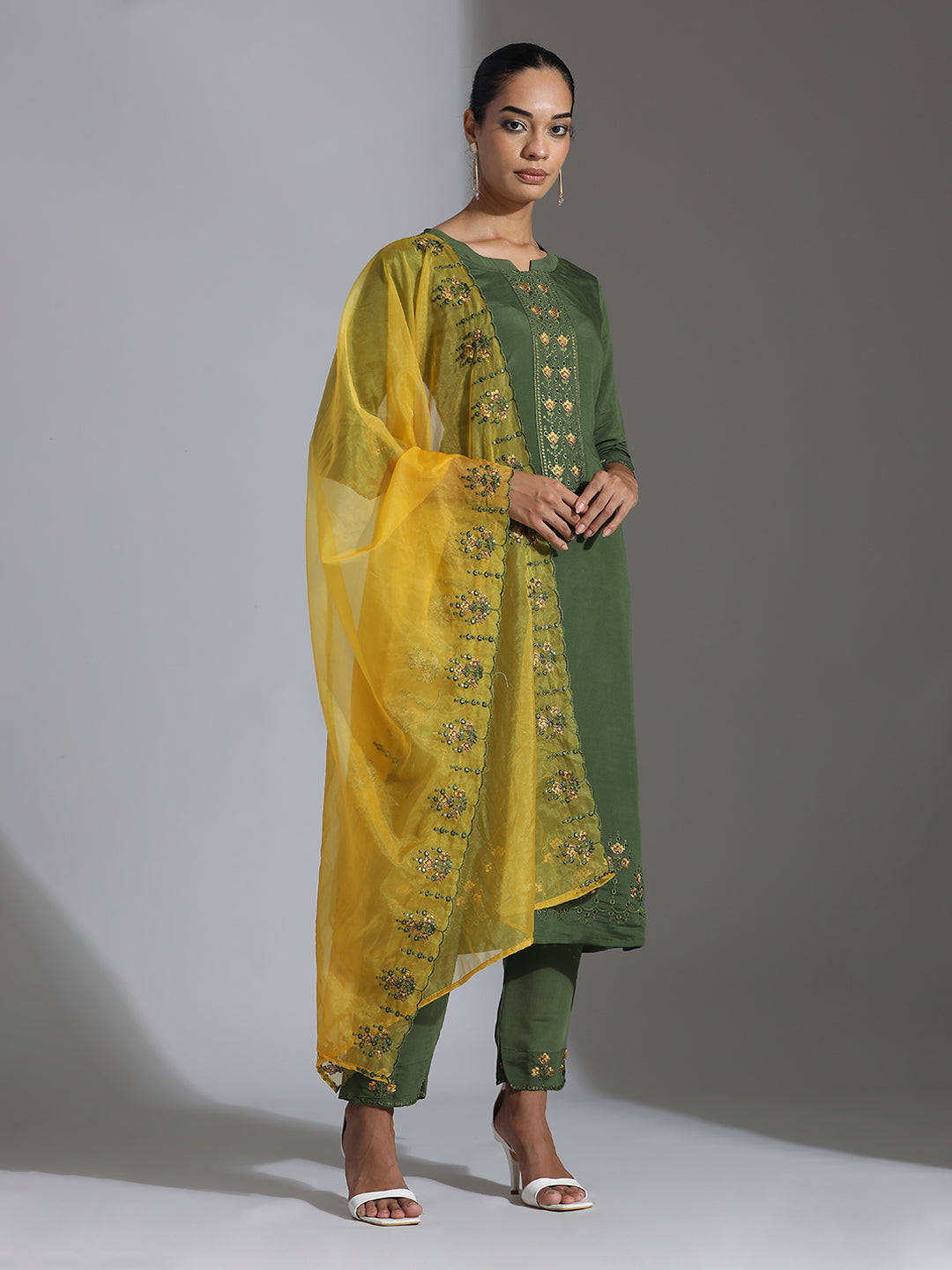 Green Embroidered Silk Blend Kurta Set With Organza Dupatta