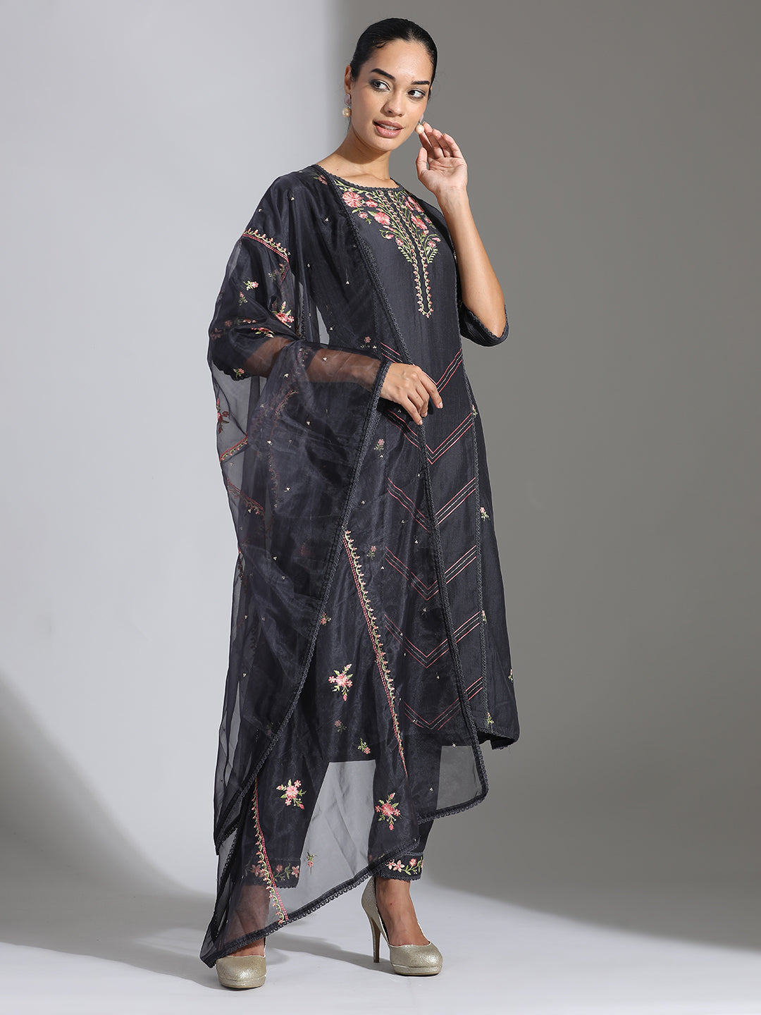 Embroidered Black Silk Blend Kurta Set With Organza Dupatta