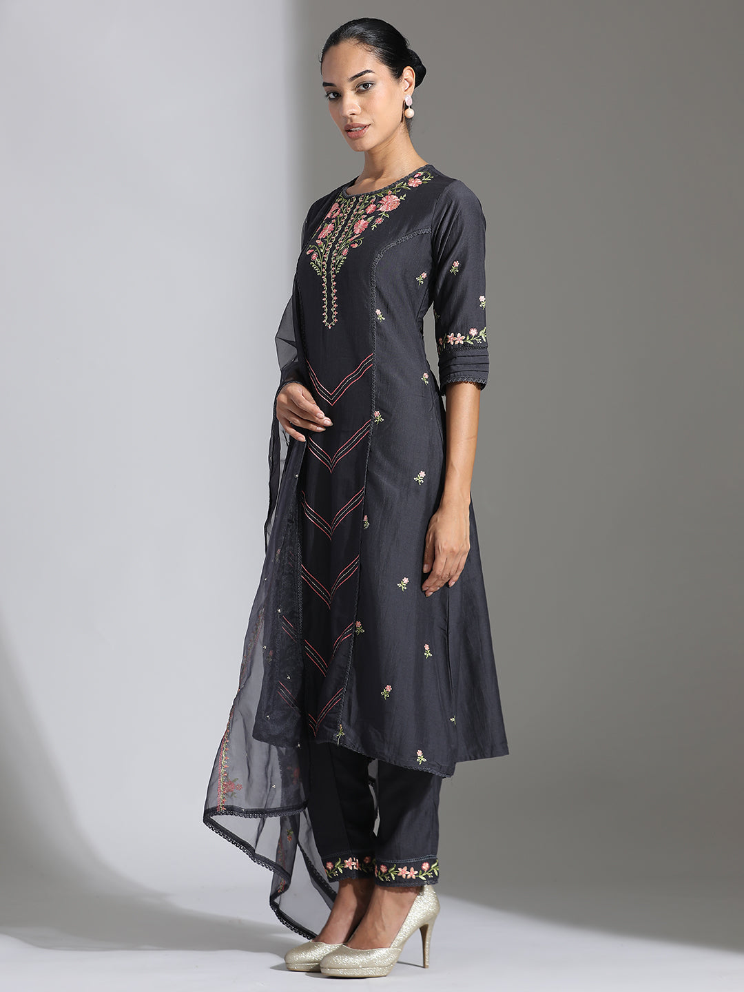 Embroidered Black Silk Blend Kurta Set With Organza Dupatta