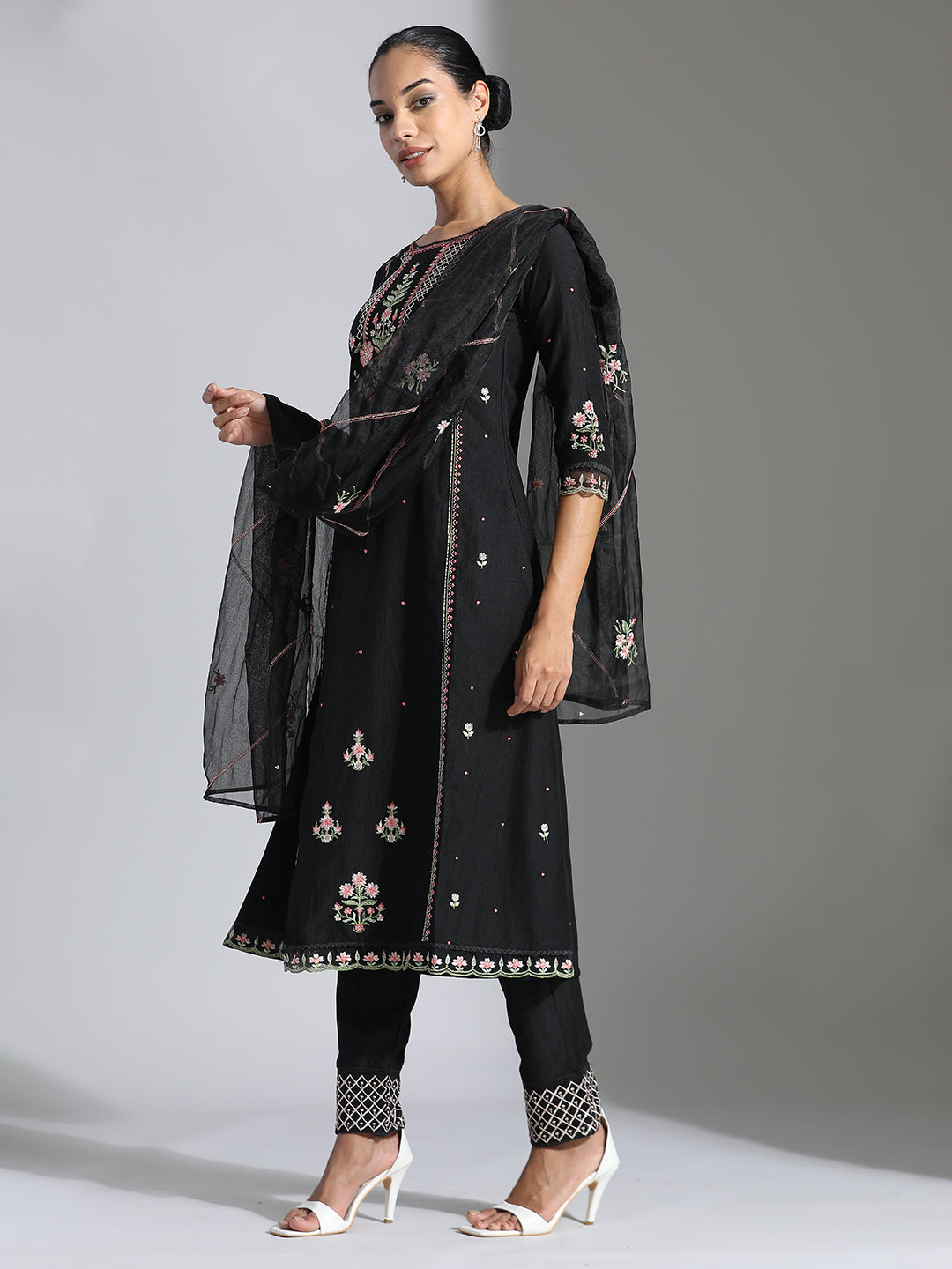 Black Embroidered Silk Blend Kurta Set With Organza Dupatta