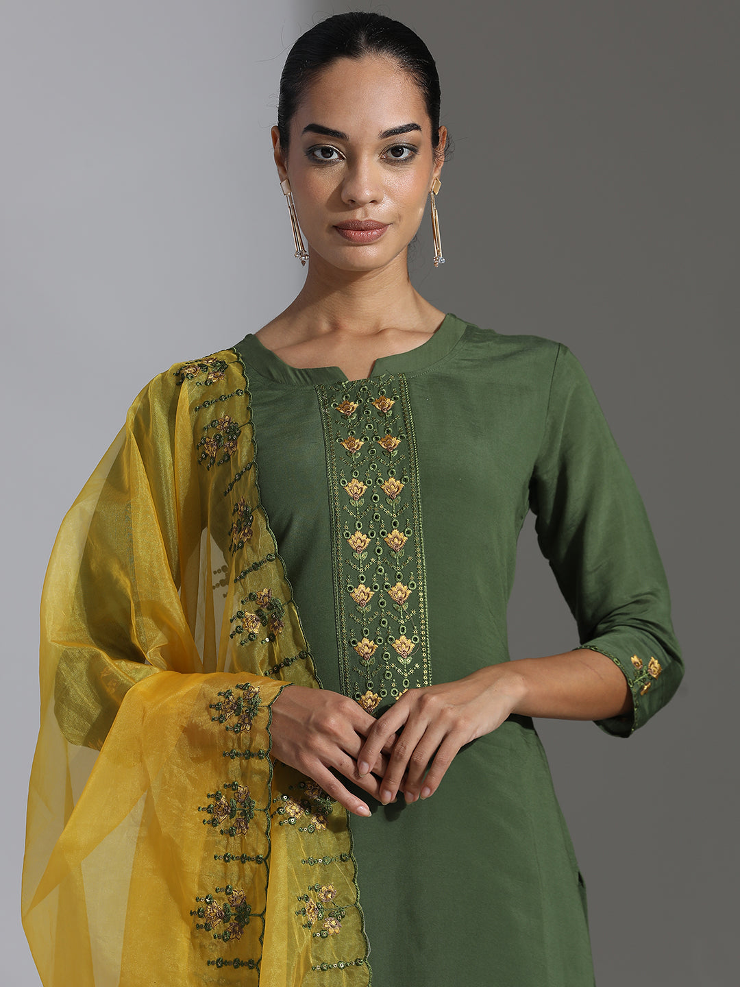 Green Embroidered Silk Blend Kurta Set With Organza Dupatta