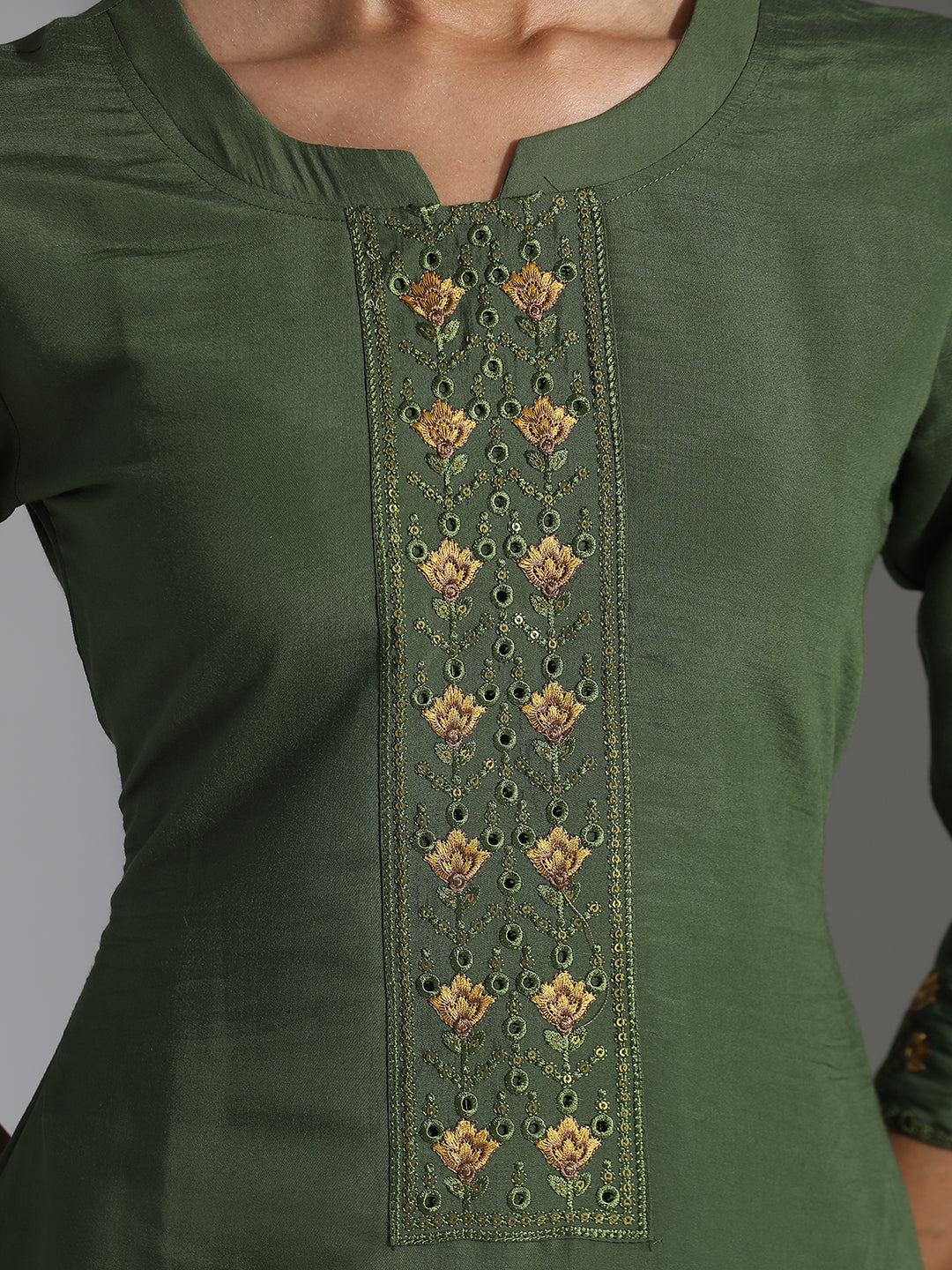 Green Embroidered Silk Blend Kurta Set With Organza Dupatta