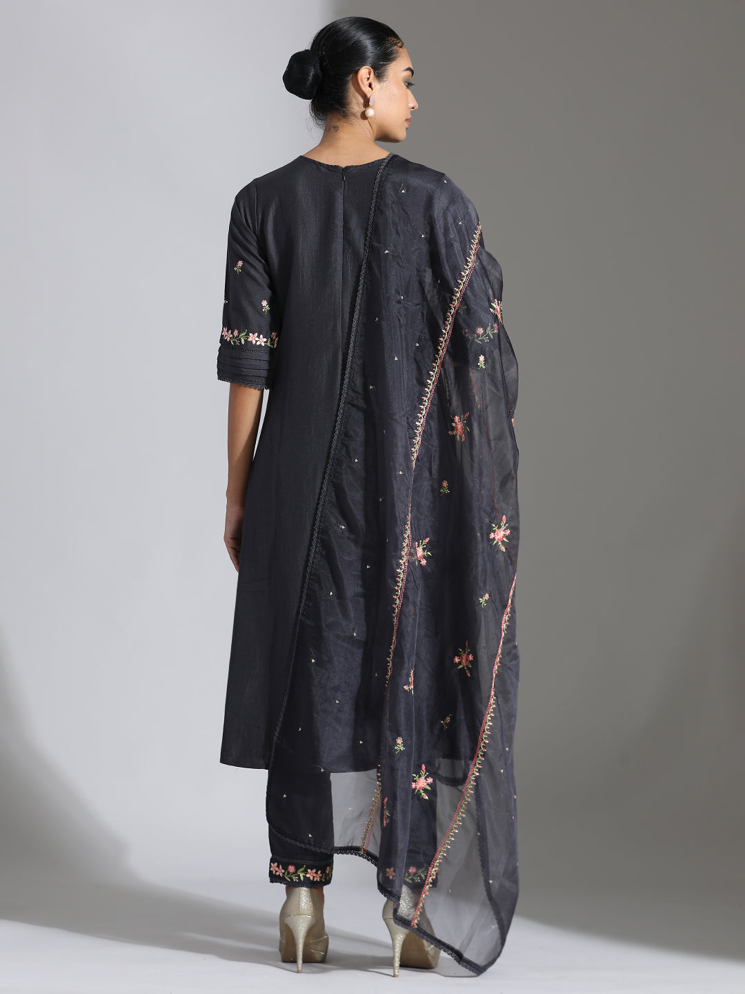 Embroidered Black Silk Blend Kurta Set With Organza Dupatta