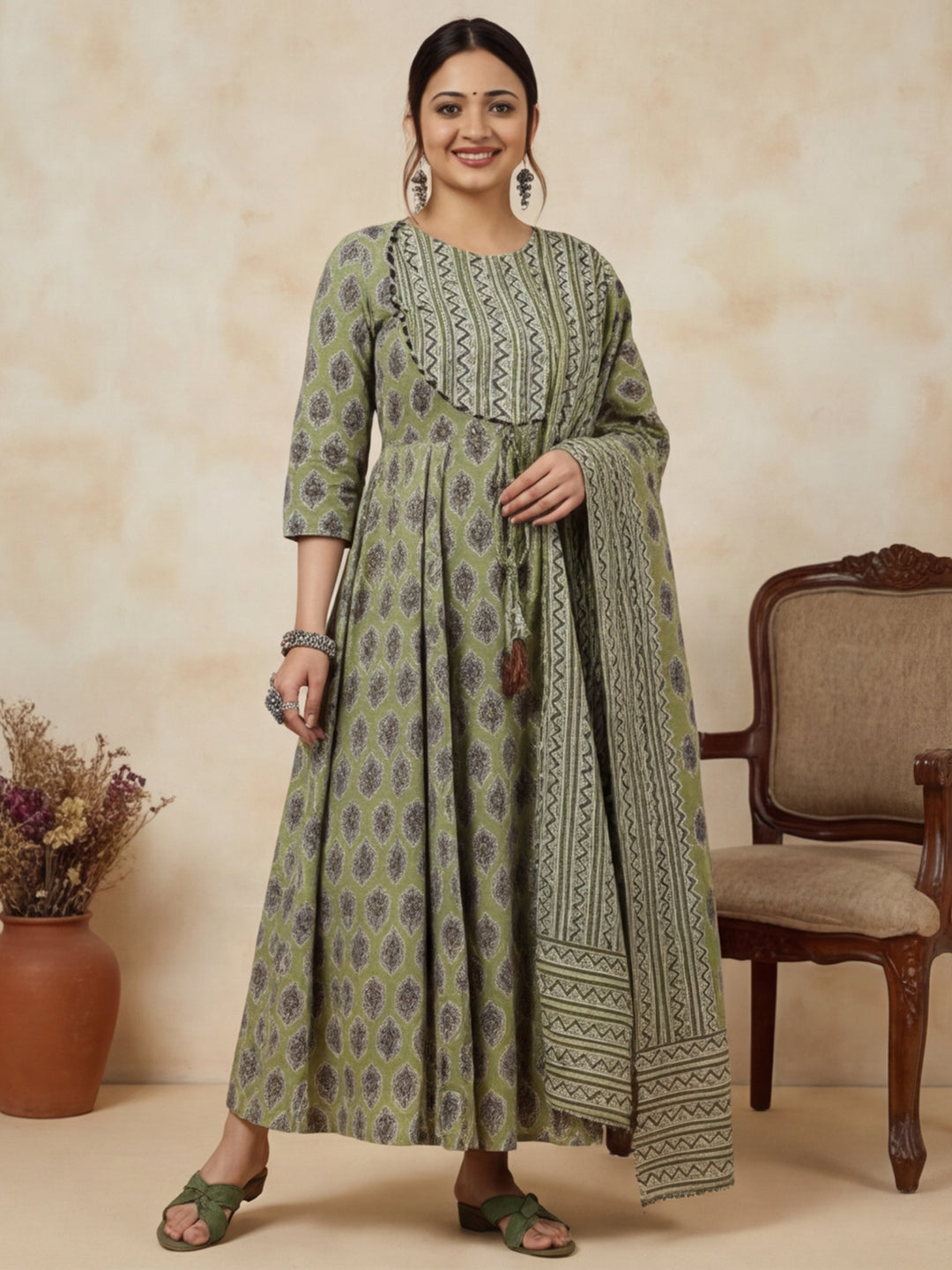 Ethnic Motifs Printed Straight Kurta & Trousers Sets