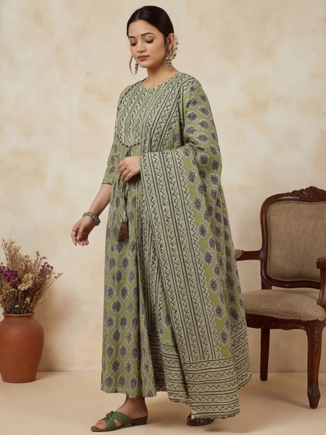 Ethnic Motifs Printed Straight Kurta & Trousers Sets