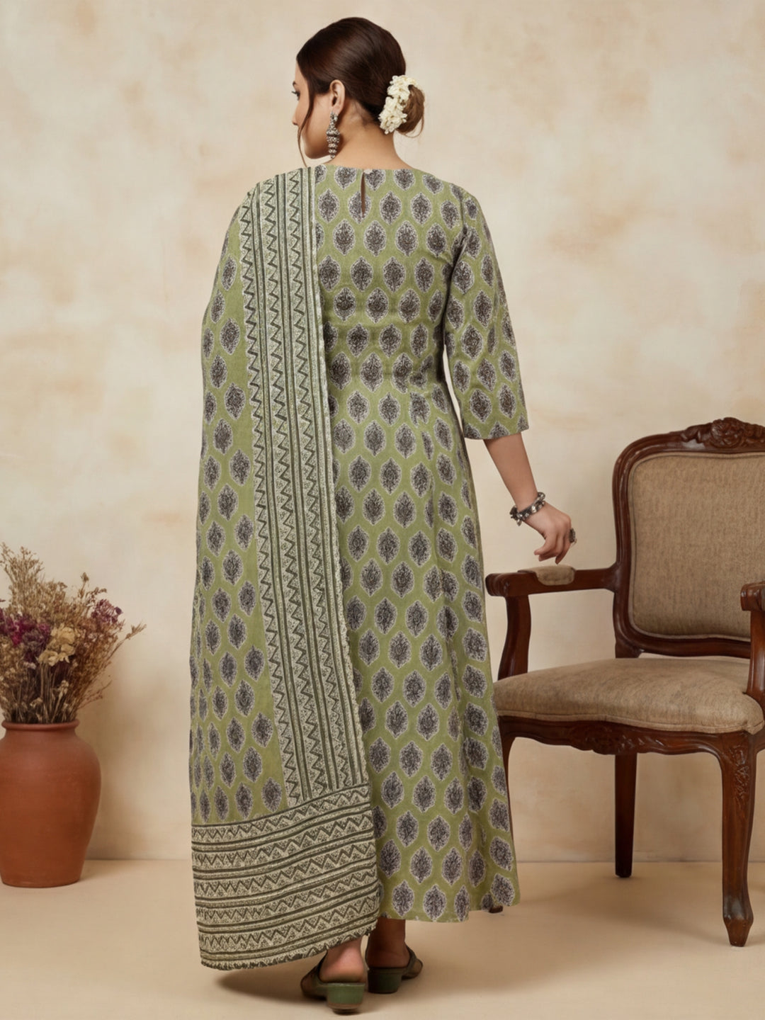 Ethnic Motifs Printed Straight Kurta & Trousers Sets