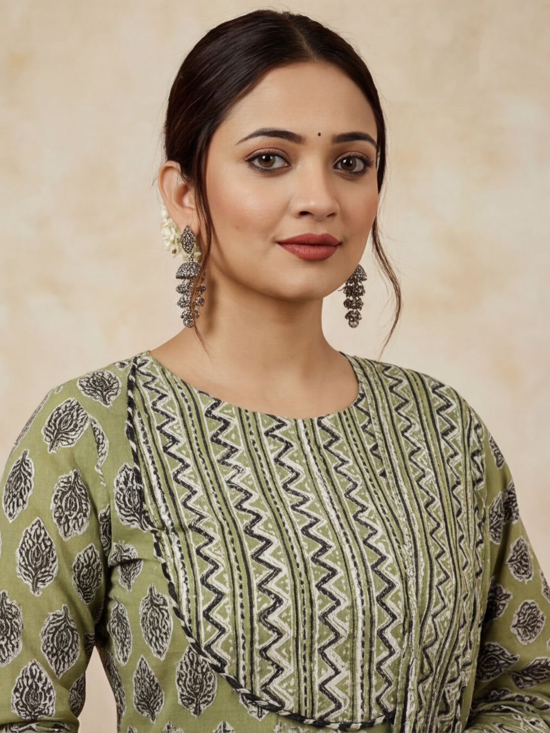 Ethnic Motifs Printed Straight Kurta & Trousers Sets