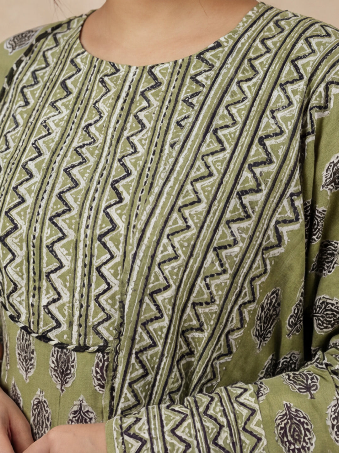 Ethnic Motifs Printed Straight Kurta & Trousers Sets