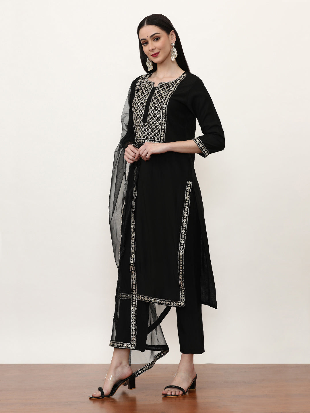 Embroidered Silk Blend Solid Kurta Sets With Net Dupatta