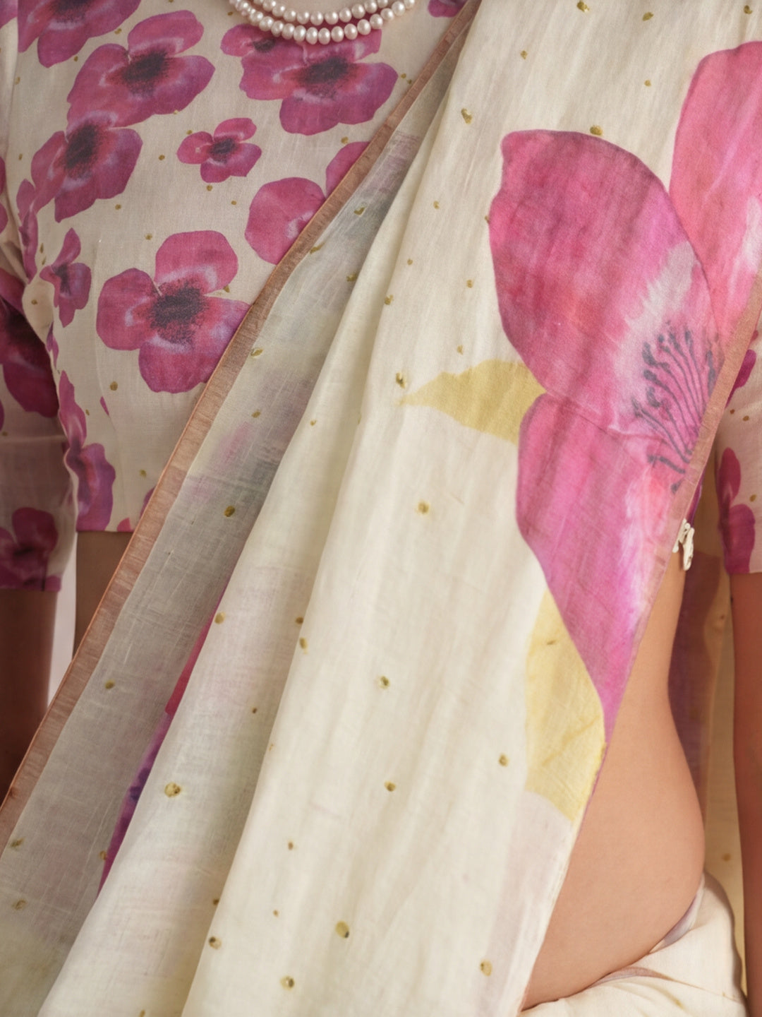 Floral Linen Blend Saree with Unstiched Blouse