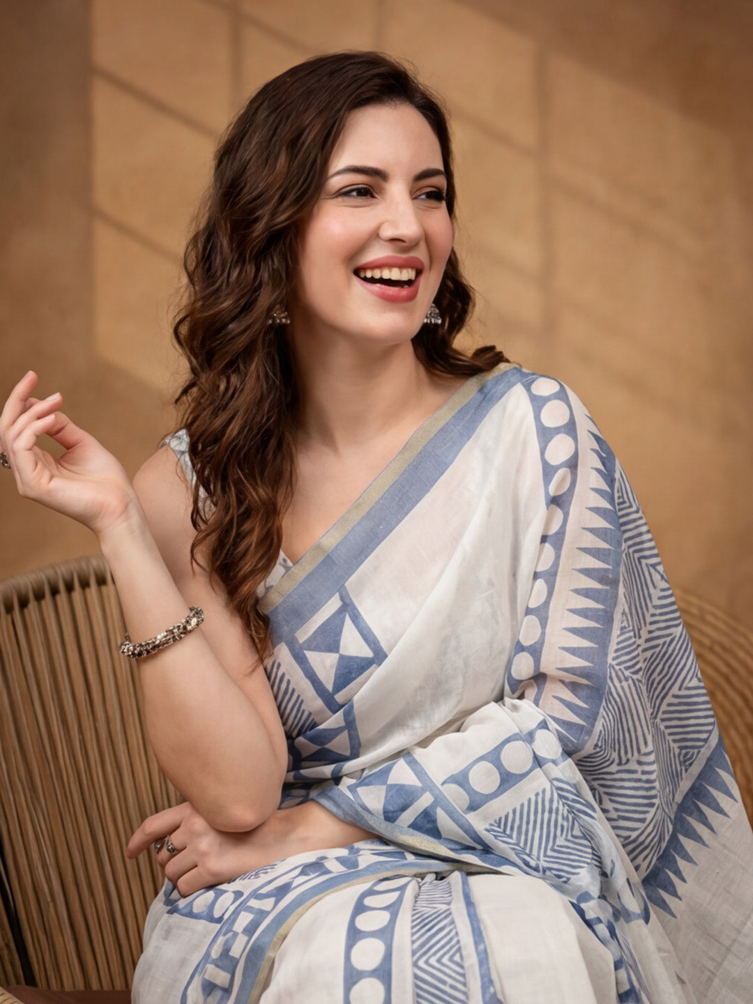 Geometric Linen Blend Saree with Unstiched Blouse