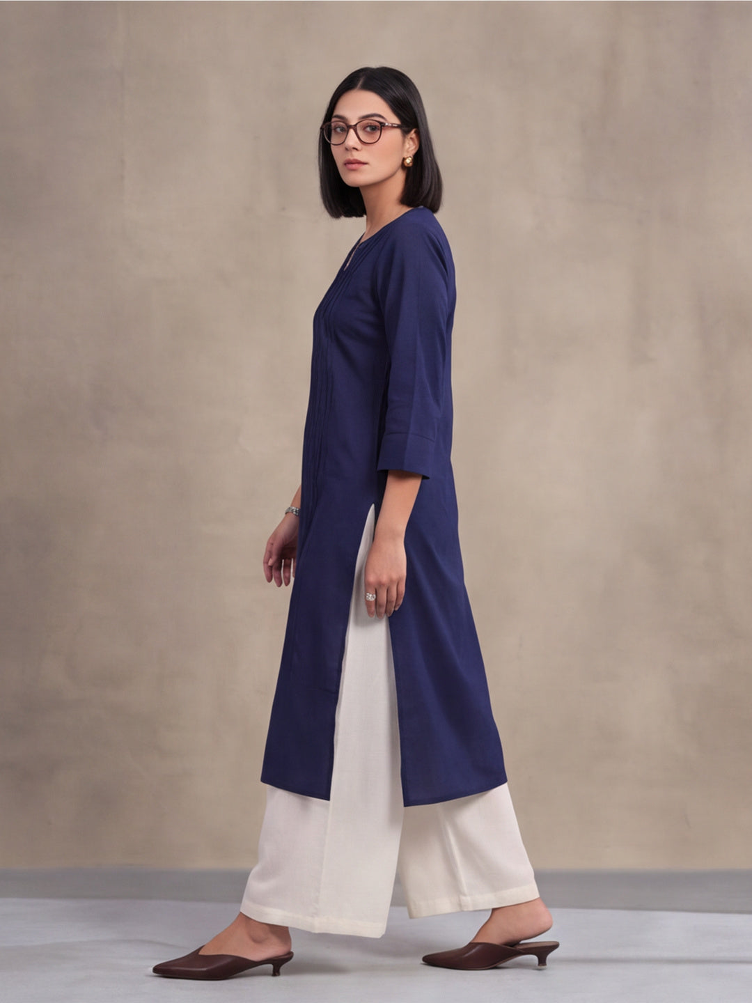 Women Keyhole Solid Staright Three Fourth Sleeve Pure Cotton Kurta