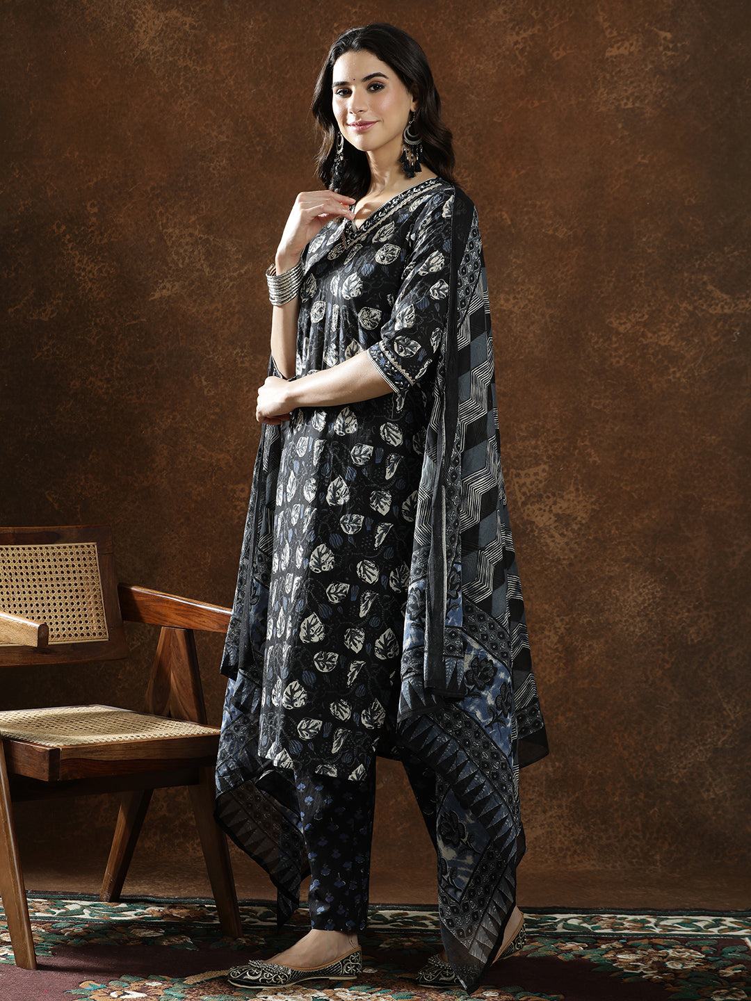Floral Embroidered Straight Pure Cotton Kurta & Trousers Sets