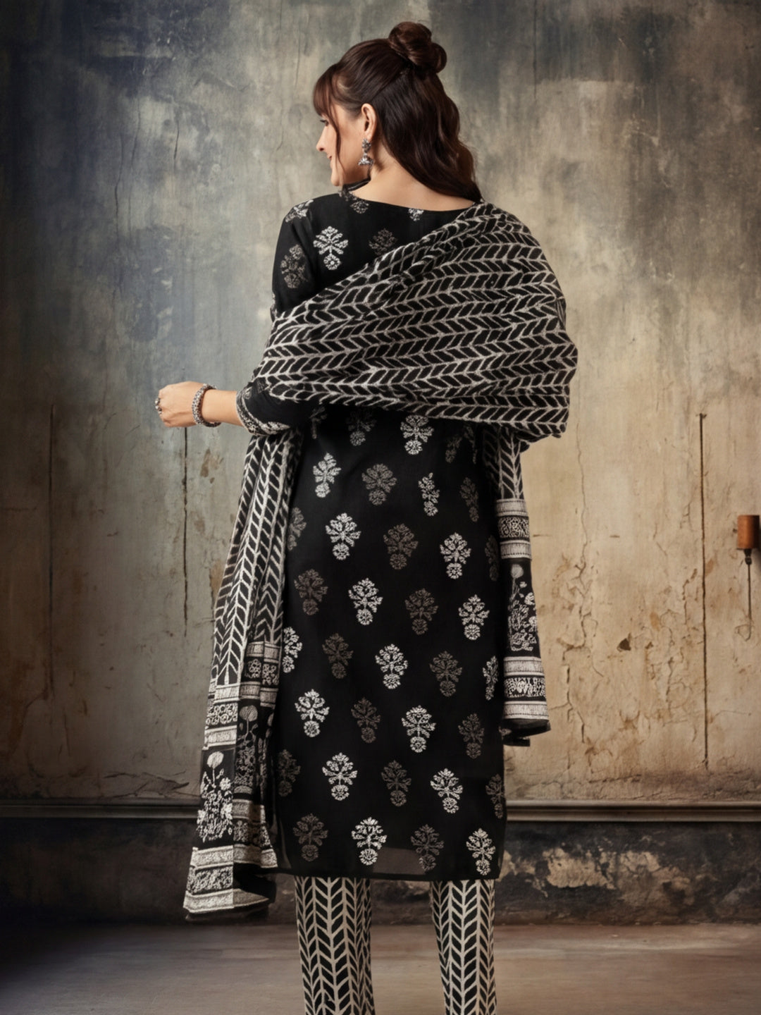 Floral Printed V-Neck Pure Cotton Straight Kurta With Trousers & Dupatta