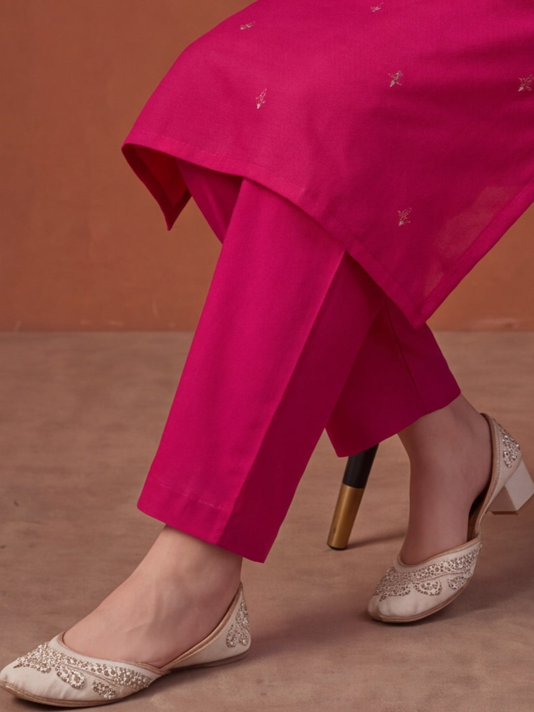 Women's Pink Embroidered Kurta Set with Linen Dupatta | Roman Cotton Festive Ethnic Wear